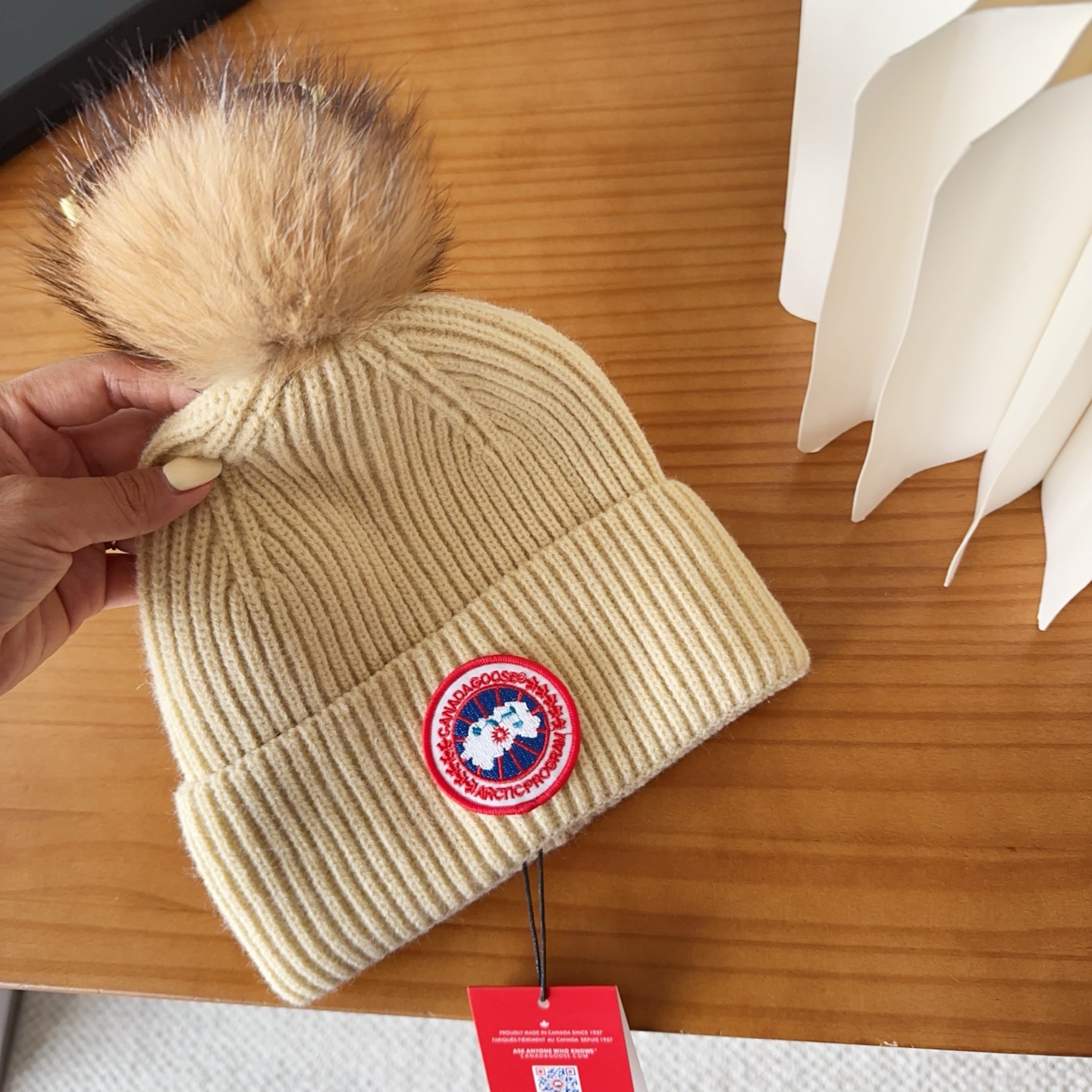 CANADA GOOSE加拿大鹅冬季保暖羊绒冷帽兔羊毛材质，手感厚实，不易变形时尚百搭情侣帽，进口刺绣标