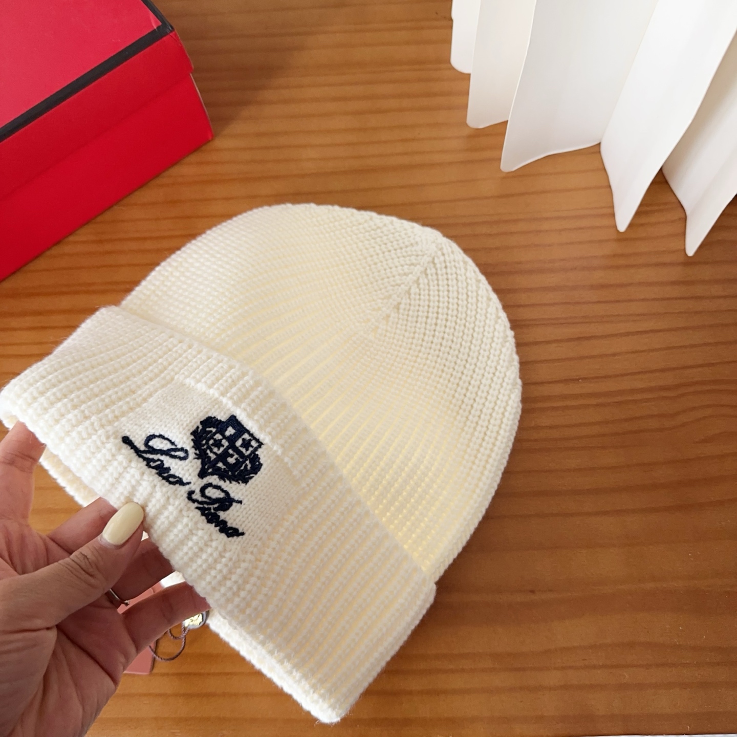 LP秋冬款翻边羊毛针织毛线帽这款必定是极简主义的最爱干净，利索，时尚百搭，绝对不挑脸型！属于时尚经典的万