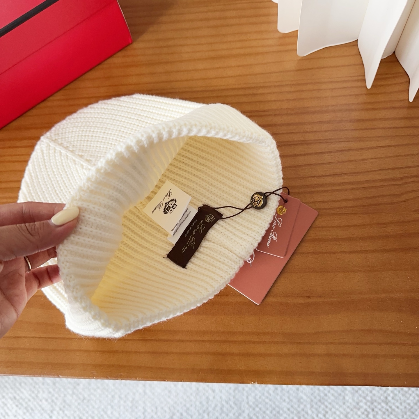 LP秋冬款翻边羊毛针织毛线帽这款必定是极简主义的最爱干净，利索，时尚百搭，绝对不挑脸型！属于时尚经典的万