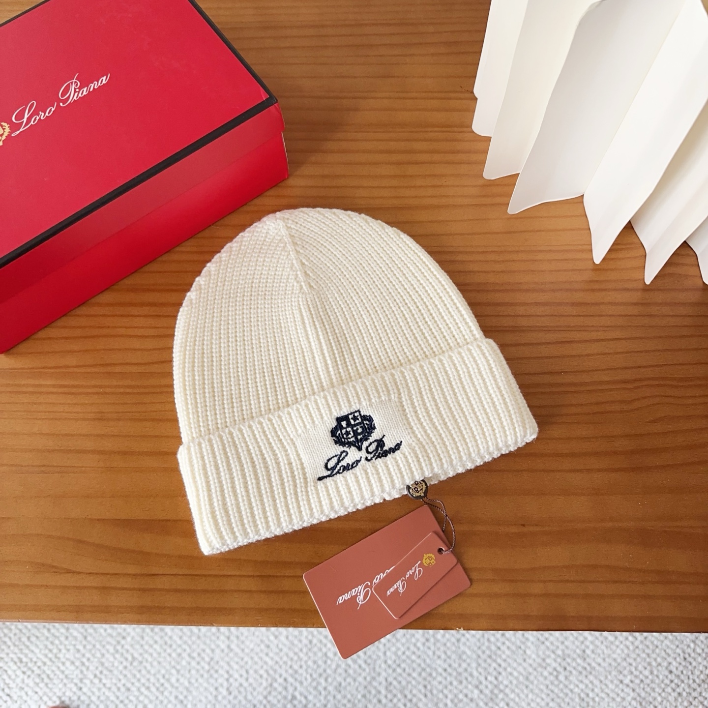 LP秋冬款翻边羊毛针织毛线帽这款必定是极简主义的最爱干净，利索，时尚百搭，绝对不挑脸型！属于时尚经典的万