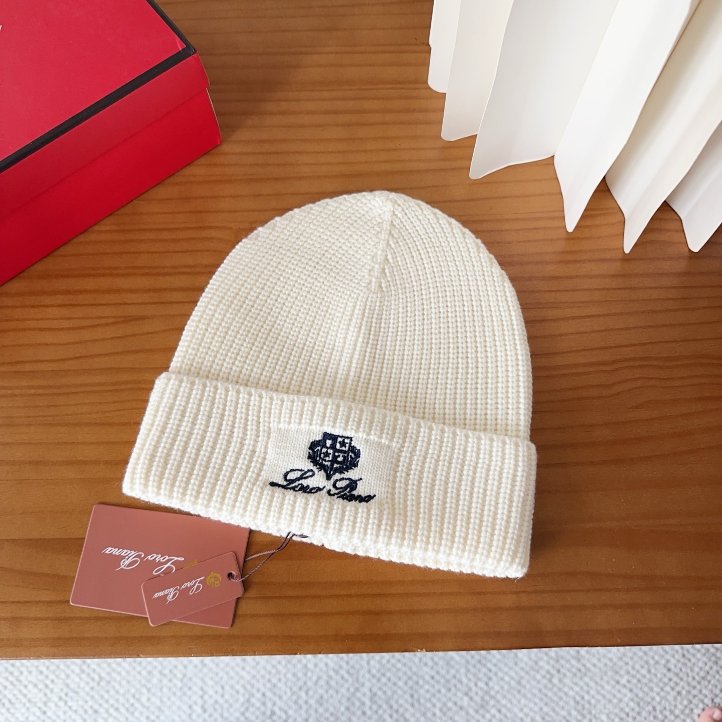 LP秋冬款翻边羊毛针织毛线帽这款必定是极简主义的最爱干净，利索，时尚百搭，绝对不挑脸型！属于时尚经典的万