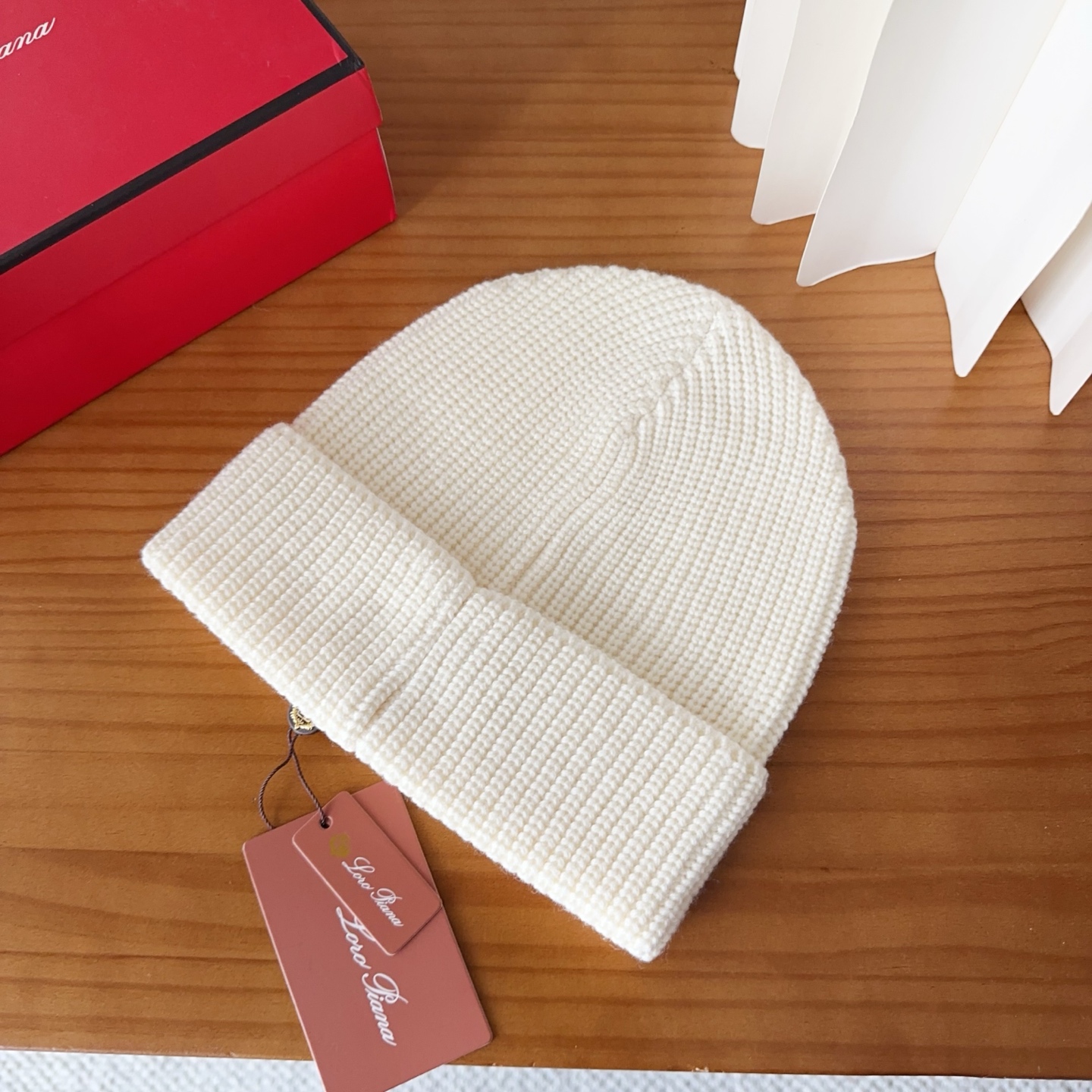 LP秋冬款翻边羊毛针织毛线帽这款必定是极简主义的最爱干净，利索，时尚百搭，绝对不挑脸型！属于时尚经典的万