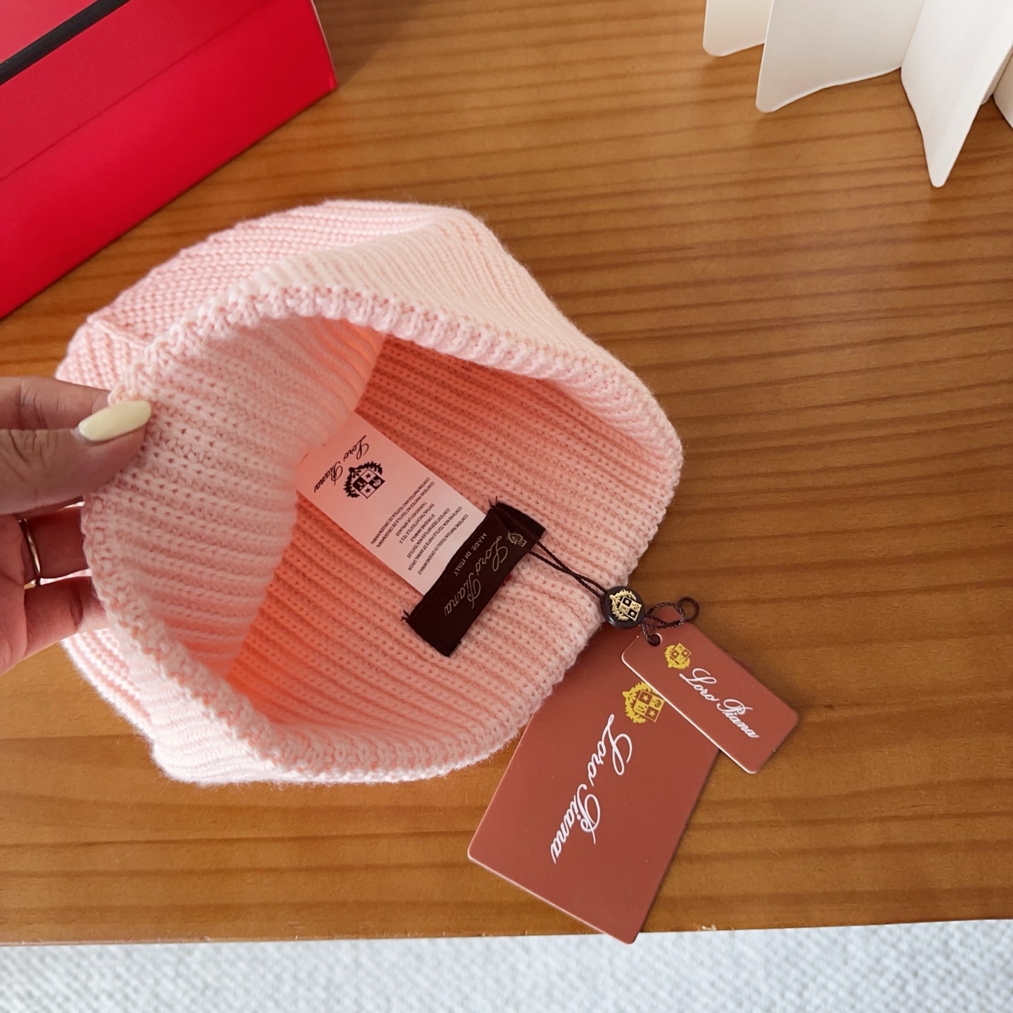 LP秋冬款翻边羊毛针织毛线帽这款必定是极简主义的最爱干净，利索，时尚百搭，绝对不挑脸型！属于时尚经典的万