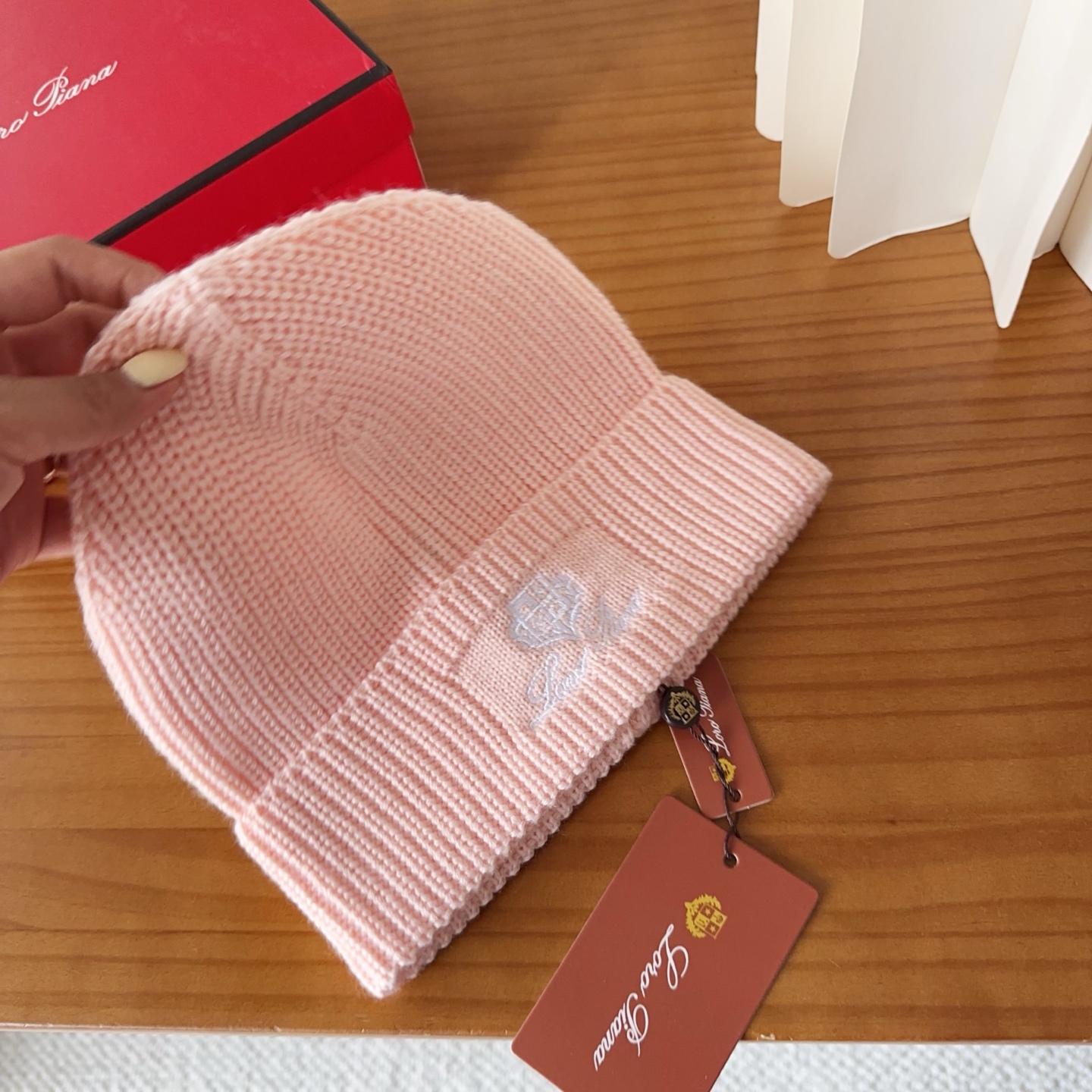 LP秋冬款翻边羊毛针织毛线帽这款必定是极简主义的最爱干净，利索，时尚百搭，绝对不挑脸型！属于时尚经典的万