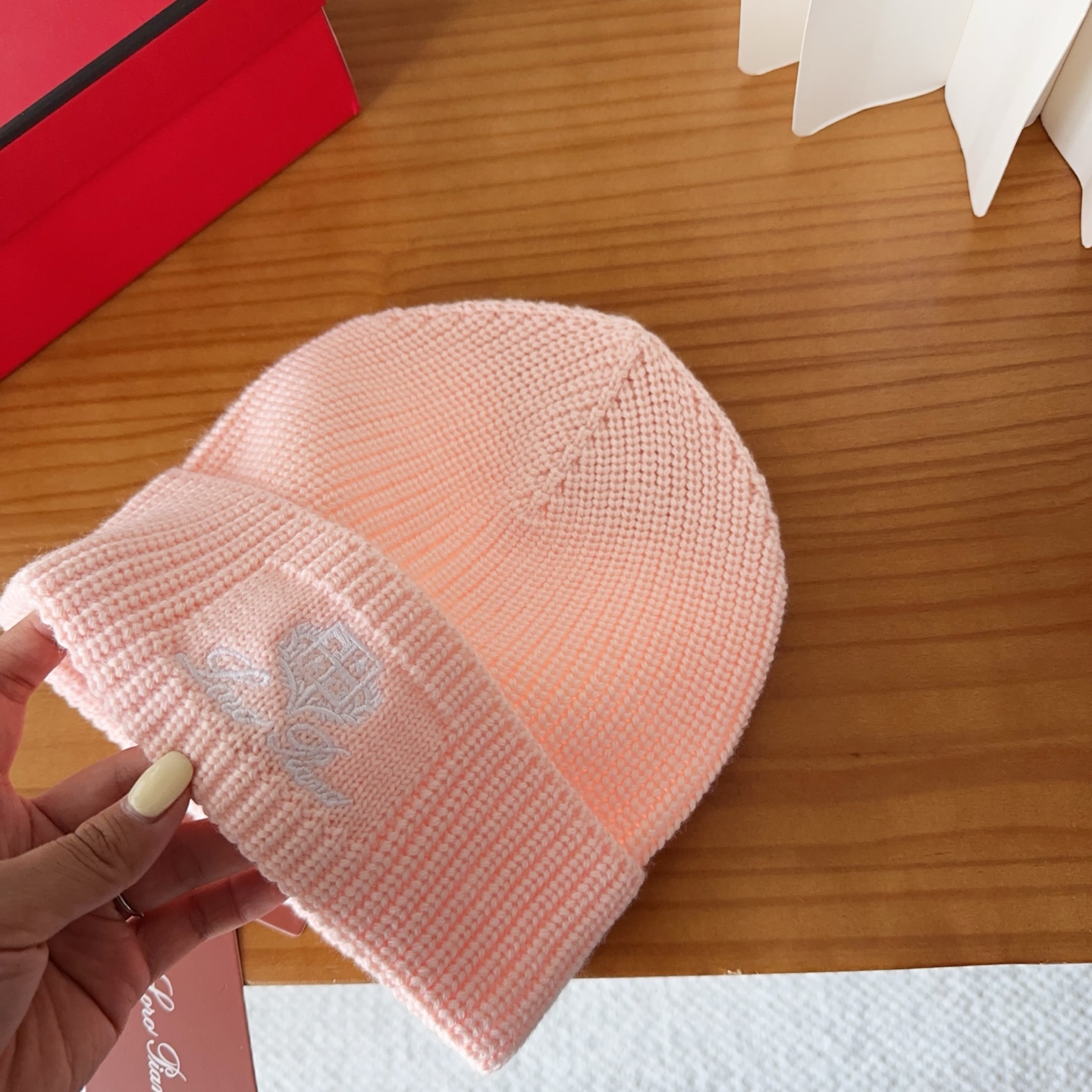 LP秋冬款翻边羊毛针织毛线帽这款必定是极简主义的最爱干净，利索，时尚百搭，绝对不挑脸型！属于时尚经典的万