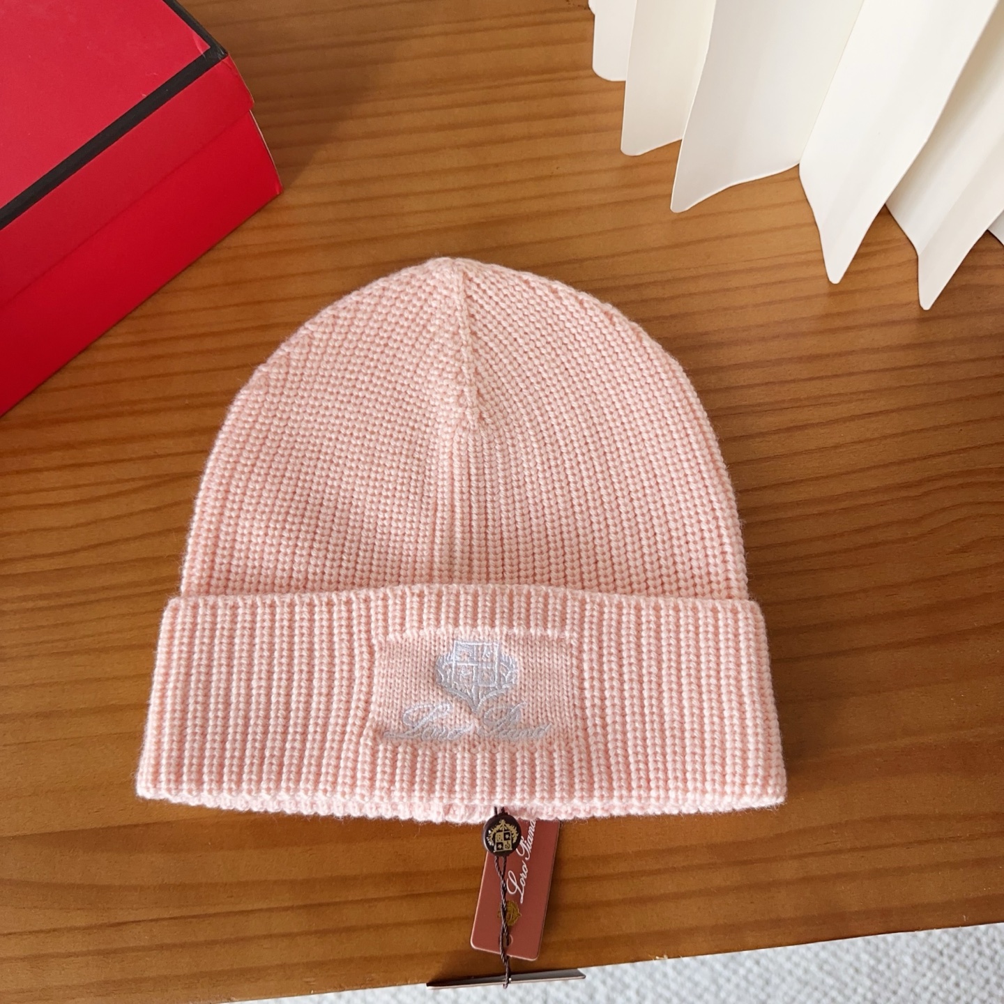 LP秋冬款翻边羊毛针织毛线帽这款必定是极简主义的最爱干净，利索，时尚百搭，绝对不挑脸型！属于时尚经典的万