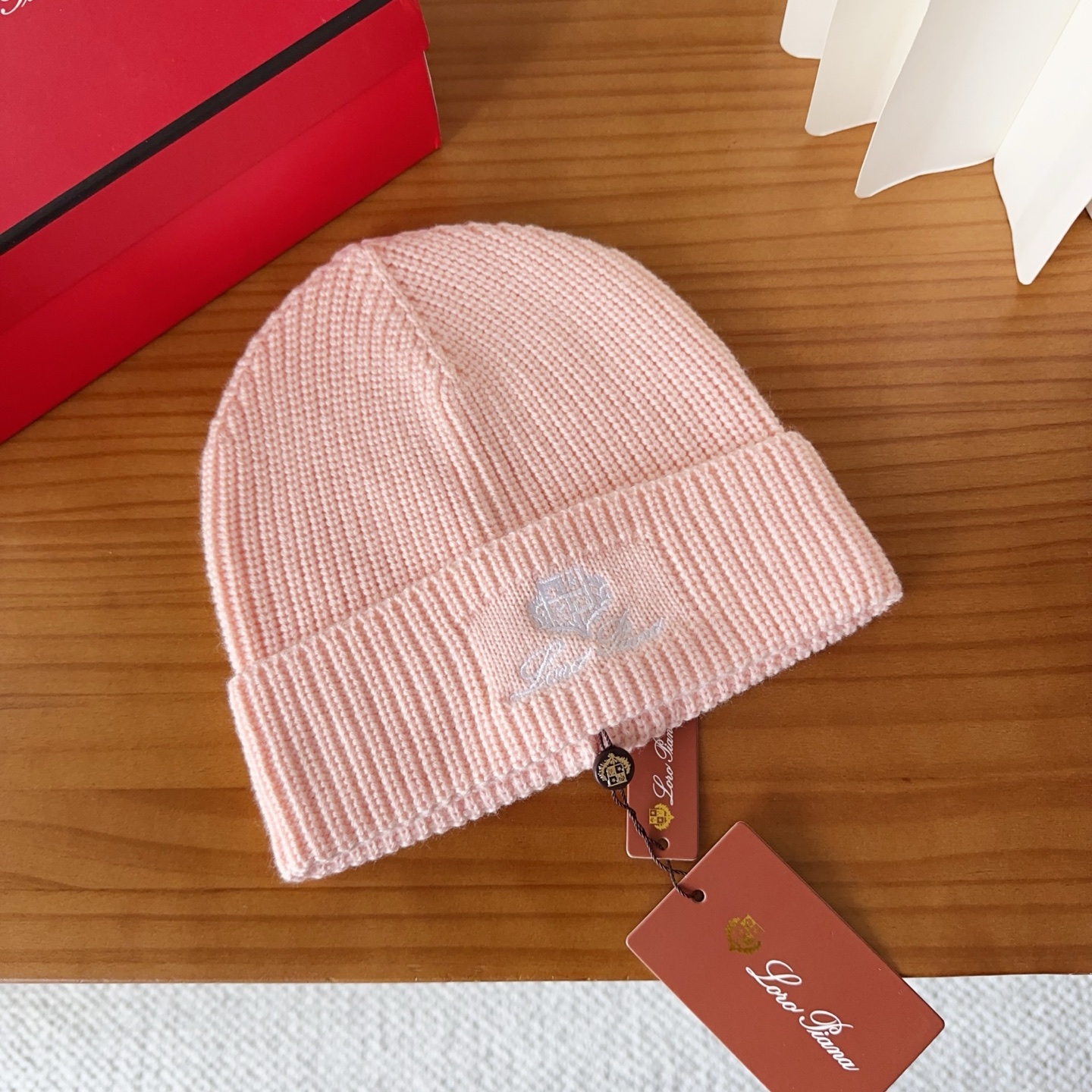 LP秋冬款翻边羊毛针织毛线帽这款必定是极简主义的最爱干净，利索，时尚百搭，绝对不挑脸型！属于时尚经典的万