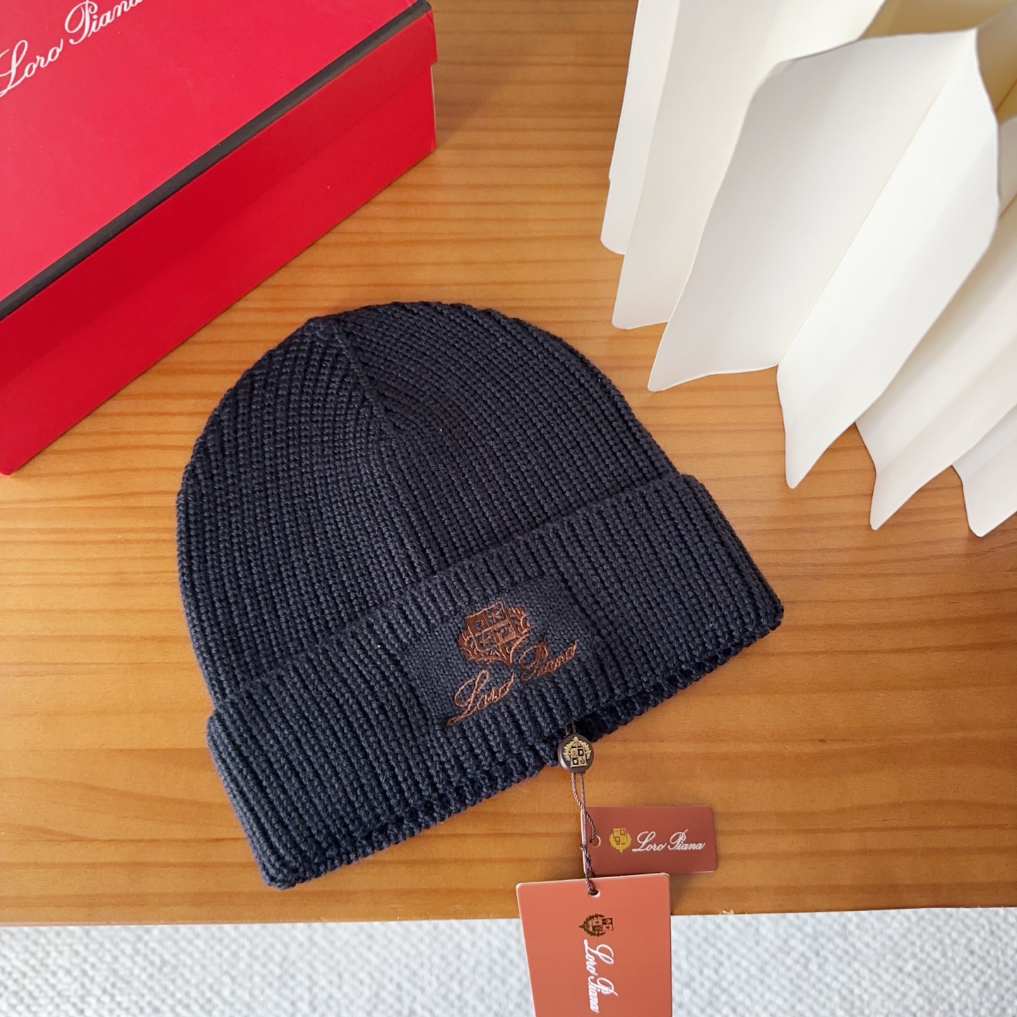 LP秋冬款翻边羊毛针织毛线帽这款必定是极简主义的最爱干净，利索，时尚百搭，绝对不挑脸型！属于时尚经典的万