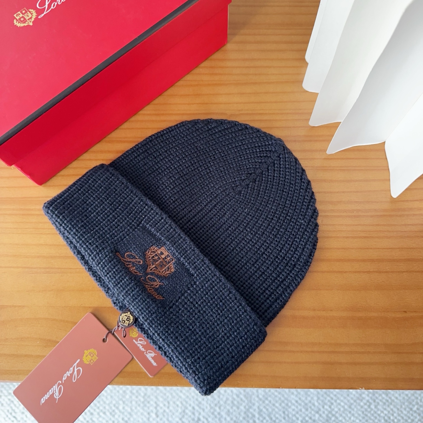 LP秋冬款翻边羊毛针织毛线帽这款必定是极简主义的最爱干净，利索，时尚百搭，绝对不挑脸型！属于时尚经典的万