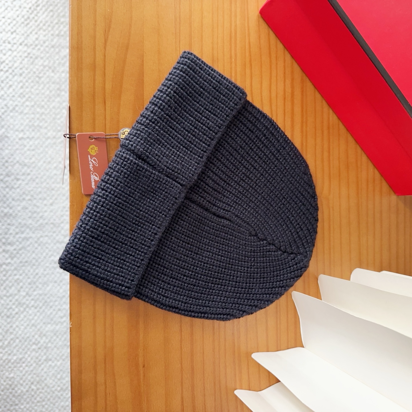 LP秋冬款翻边羊毛针织毛线帽这款必定是极简主义的最爱干净，利索，时尚百搭，绝对不挑脸型！属于时尚经典的万