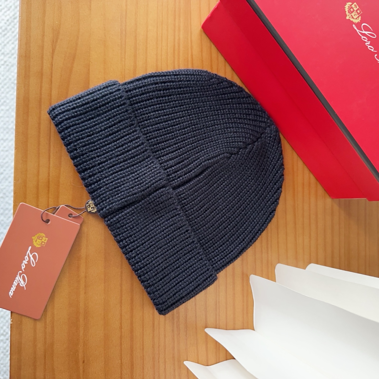 LP秋冬款翻边羊毛针织毛线帽这款必定是极简主义的最爱干净，利索，时尚百搭，绝对不挑脸型！属于时尚经典的万