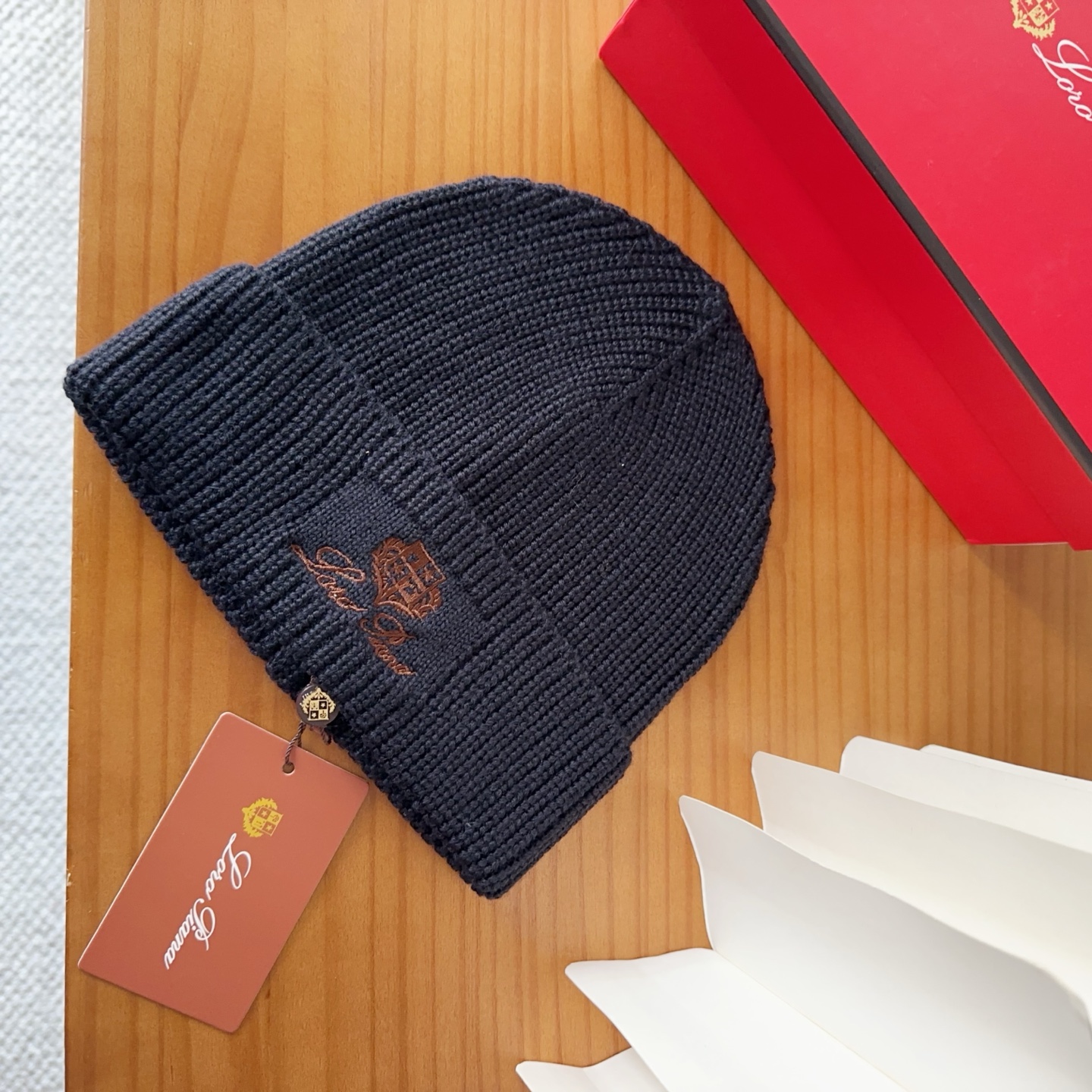 LP秋冬款翻边羊毛针织毛线帽这款必定是极简主义的最爱干净，利索，时尚百搭，绝对不挑脸型！属于时尚经典的万