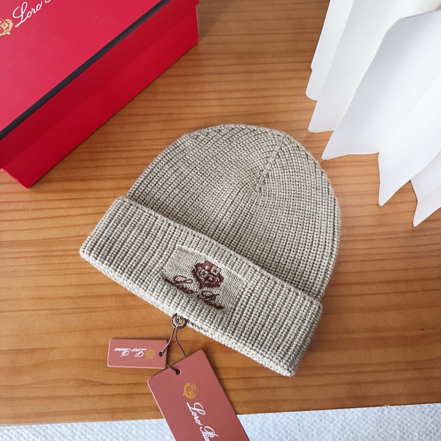 LP秋冬款翻边羊毛针织毛线帽这款必定是极简主义的最爱干净，利索，时尚百搭，绝对不挑脸型！属于时尚经典的万