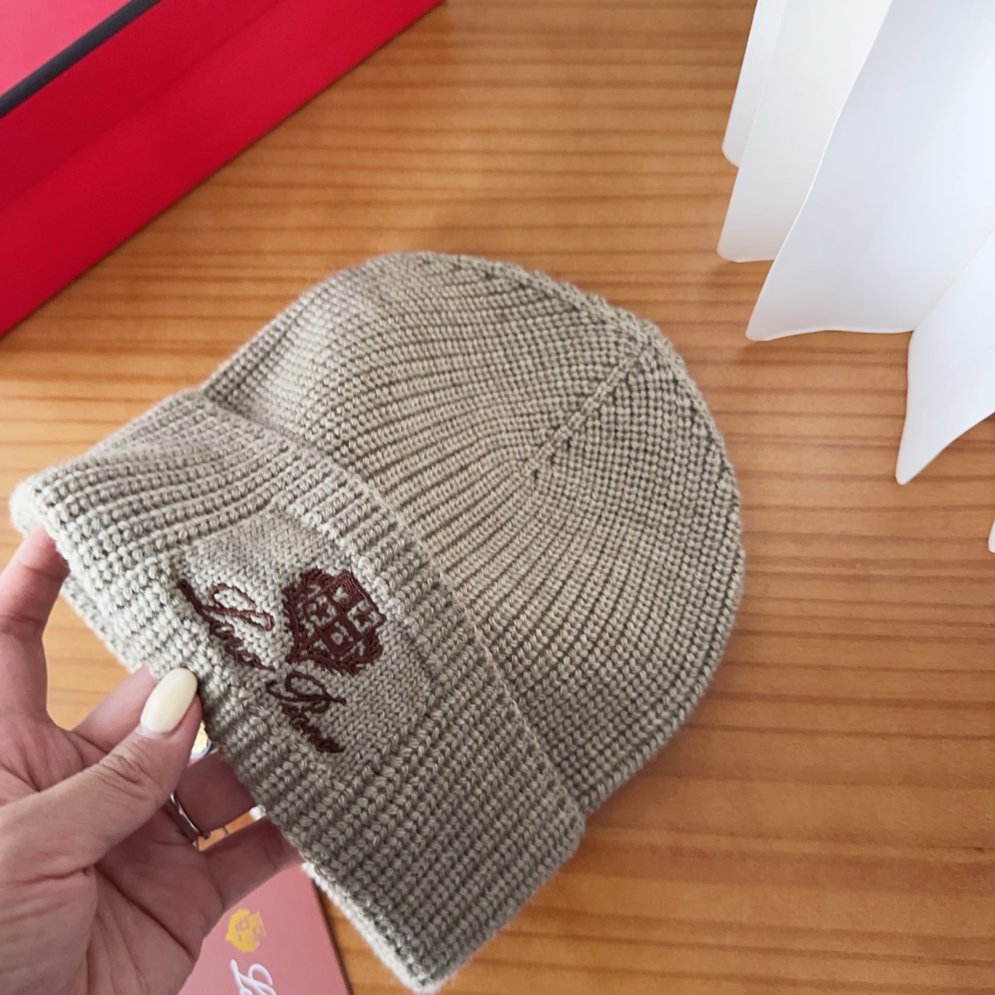 LP秋冬款翻边羊毛针织毛线帽这款必定是极简主义的最爱干净，利索，时尚百搭，绝对不挑脸型！属于时尚经典的万