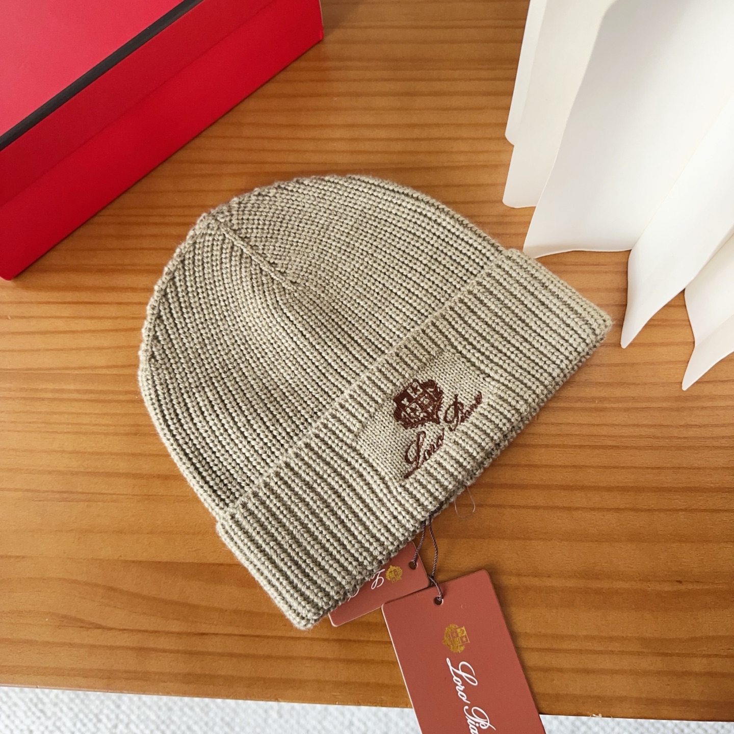 LP秋冬款翻边羊毛针织毛线帽这款必定是极简主义的最爱干净，利索，时尚百搭，绝对不挑脸型！属于时尚经典的万