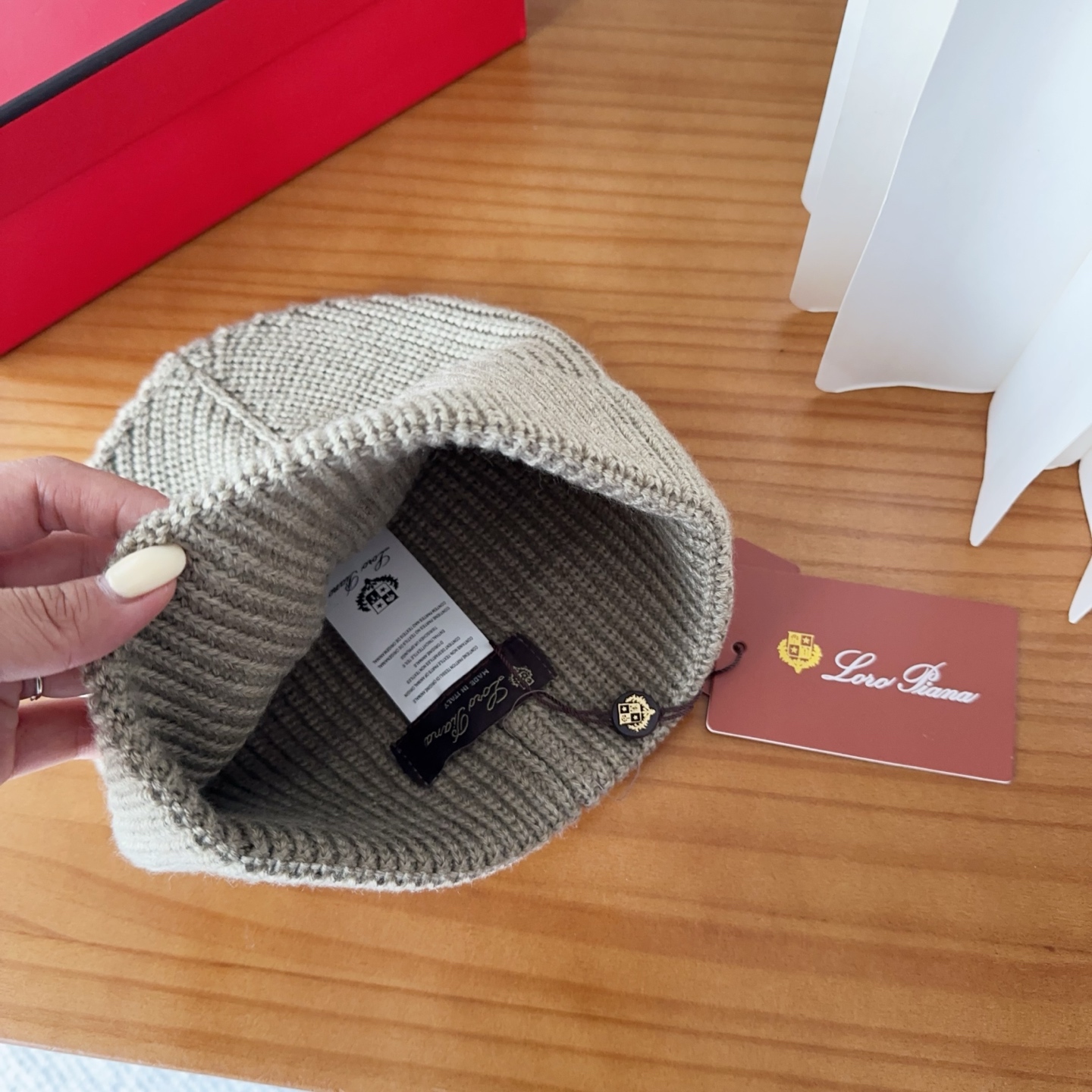 LP秋冬款翻边羊毛针织毛线帽这款必定是极简主义的最爱干净，利索，时尚百搭，绝对不挑脸型！属于时尚经典的万