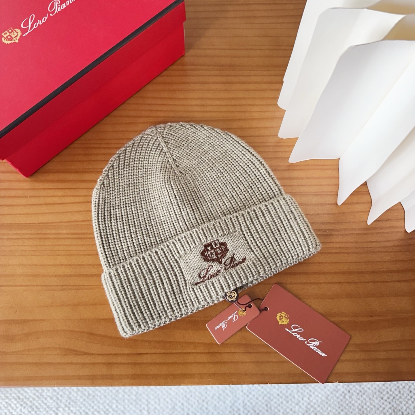 LP秋冬款翻边羊毛针织毛线帽这款必定是极简主义的最爱干净，利索，时尚百搭，绝对不挑脸型！属于时尚经典的万