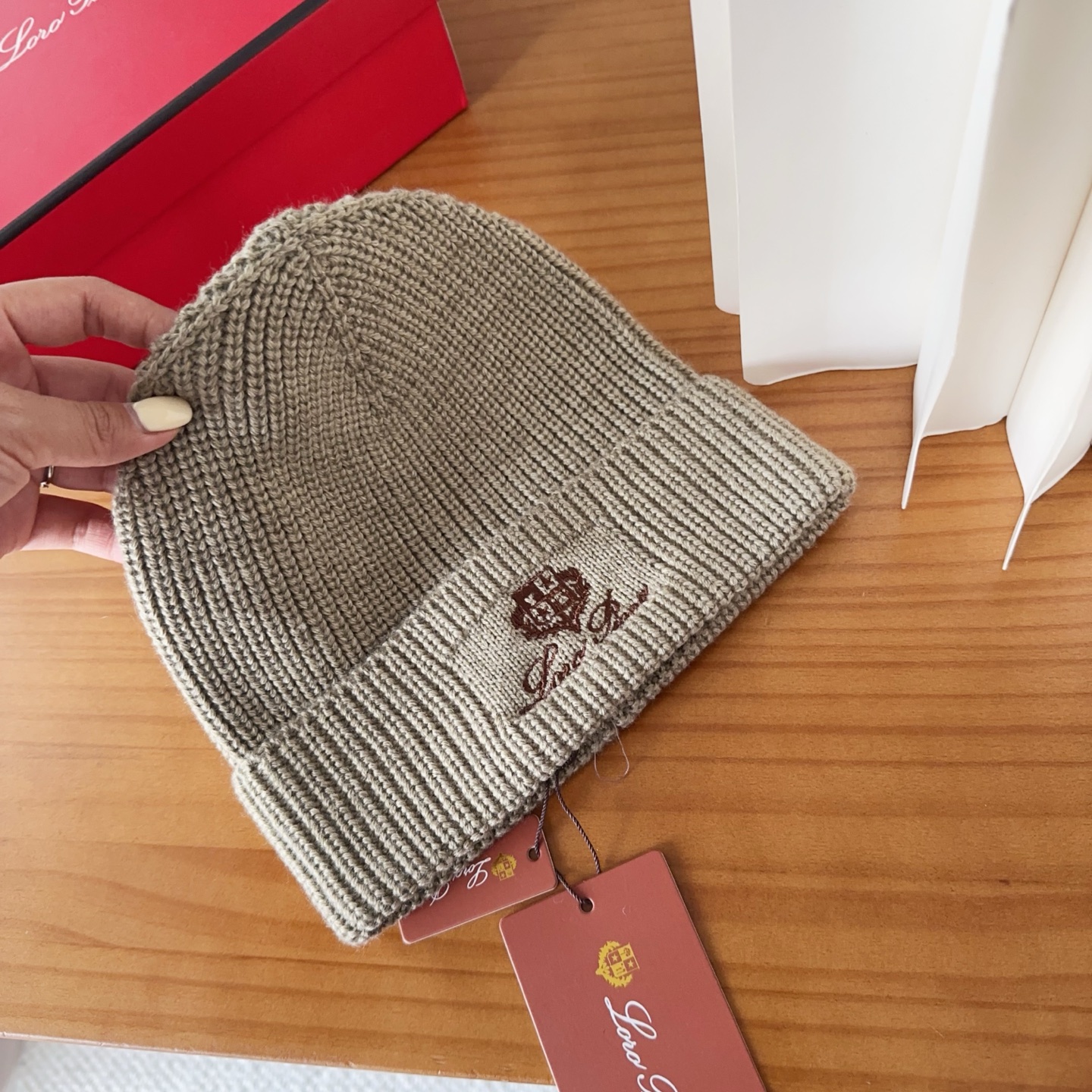 LP秋冬款翻边羊毛针织毛线帽这款必定是极简主义的最爱干净，利索，时尚百搭，绝对不挑脸型！属于时尚经典的万