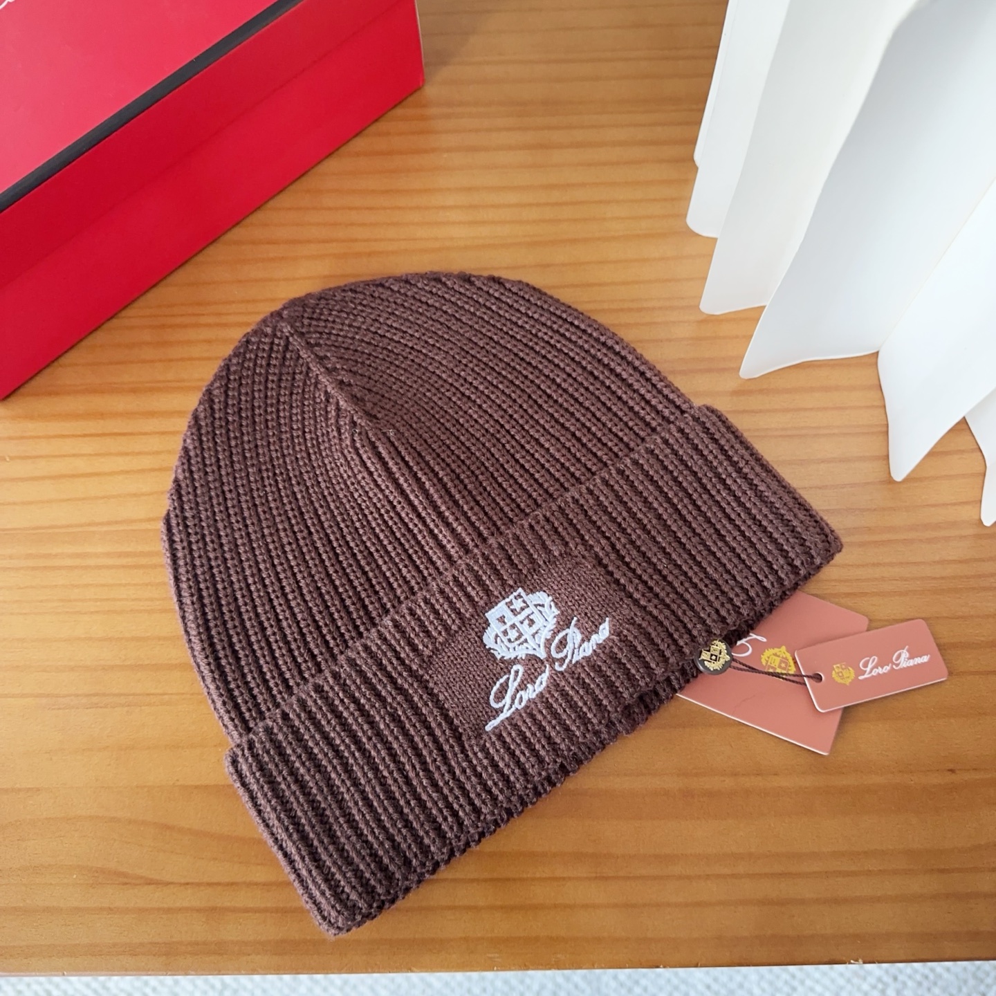 LP秋冬款翻边羊毛针织毛线帽这款必定是极简主义的最爱干净，利索，时尚百搭，绝对不挑脸型！属于时尚经典的万