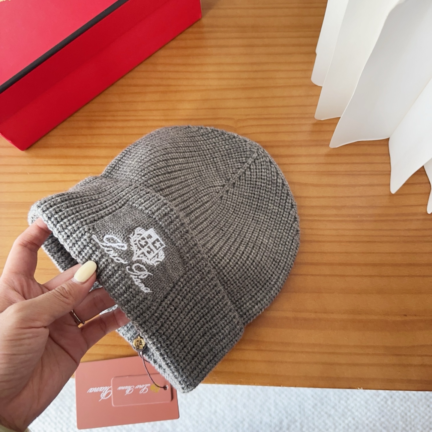 LP秋冬款翻边羊毛针织毛线帽这款必定是极简主义的最爱干净，利索，时尚百搭，绝对不挑脸型！属于时尚经典的万