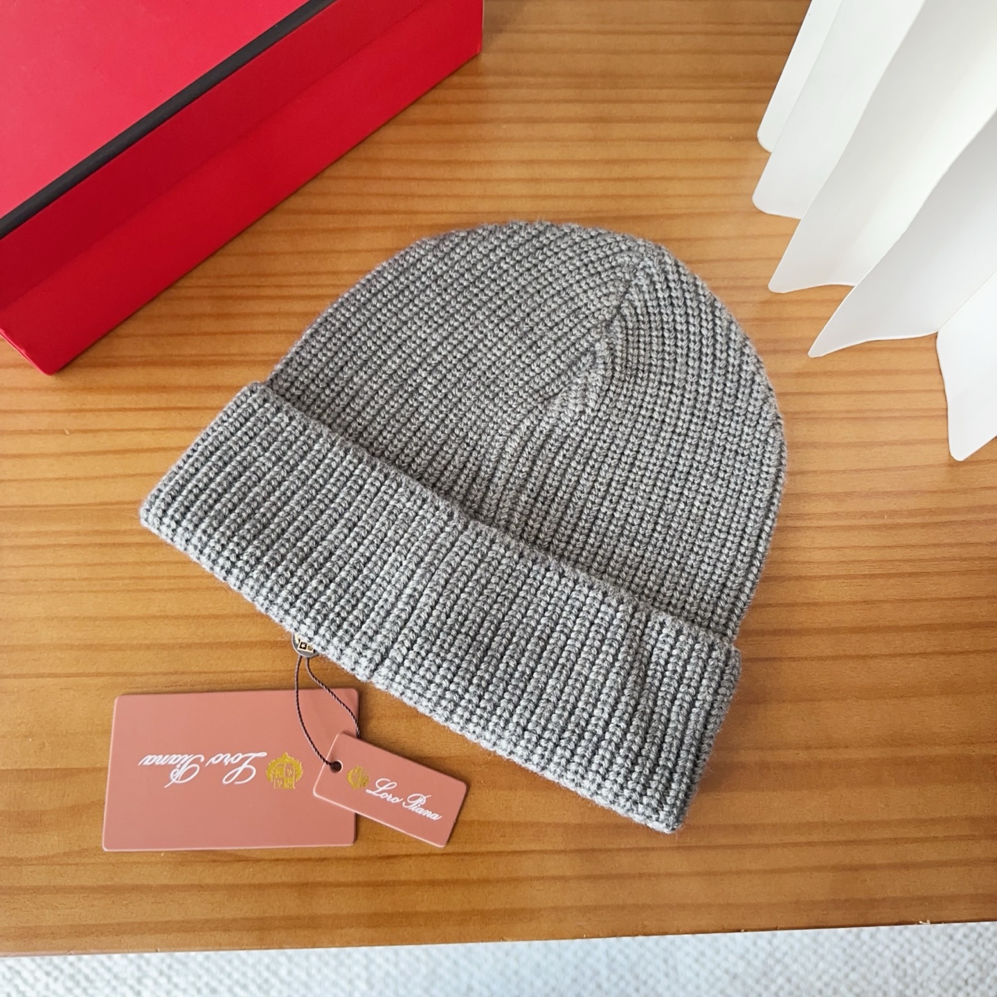 LP秋冬款翻边羊毛针织毛线帽这款必定是极简主义的最爱干净，利索，时尚百搭，绝对不挑脸型！属于时尚经典的万