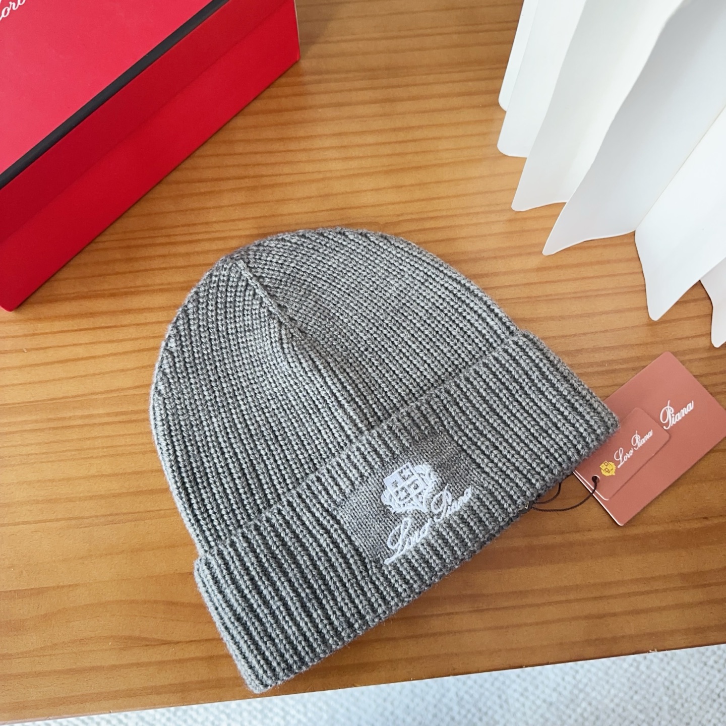 LP秋冬款翻边羊毛针织毛线帽这款必定是极简主义的最爱干净，利索，时尚百搭，绝对不挑脸型！属于时尚经典的万