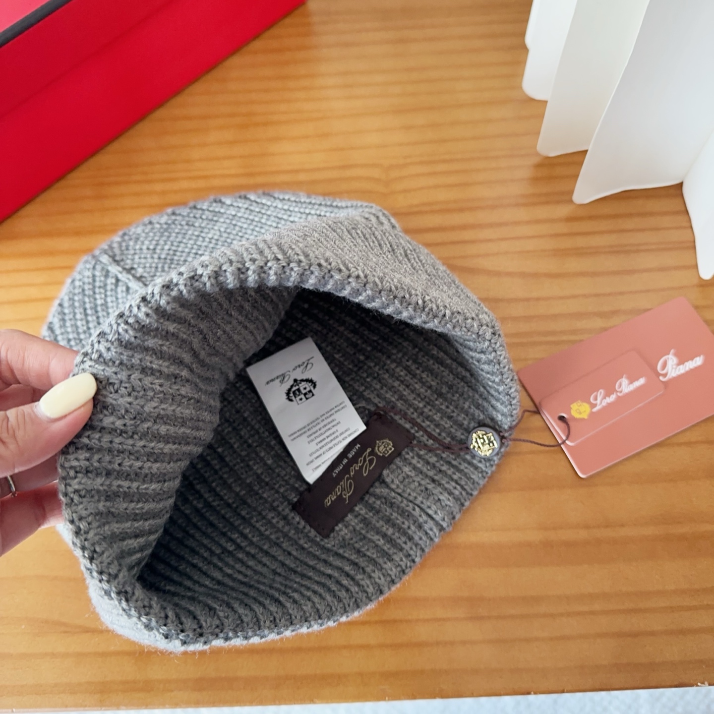 LP秋冬款翻边羊毛针织毛线帽这款必定是极简主义的最爱干净，利索，时尚百搭，绝对不挑脸型！属于时尚经典的万