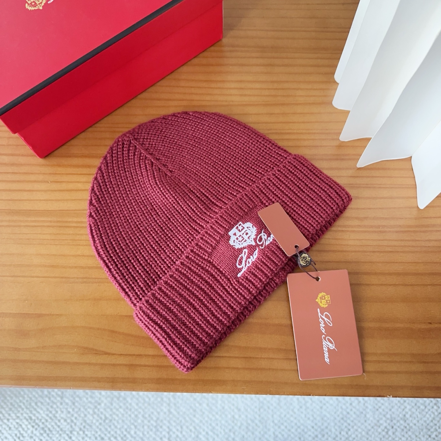 LP秋冬款翻边羊毛针织毛线帽这款必定是极简主义的最爱干净，利索，时尚百搭，绝对不挑脸型！属于时尚经典的万