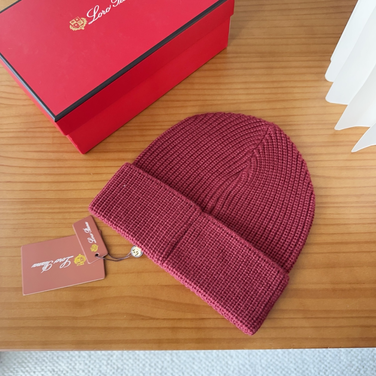 LP秋冬款翻边羊毛针织毛线帽这款必定是极简主义的最爱干净，利索，时尚百搭，绝对不挑脸型！属于时尚经典的万