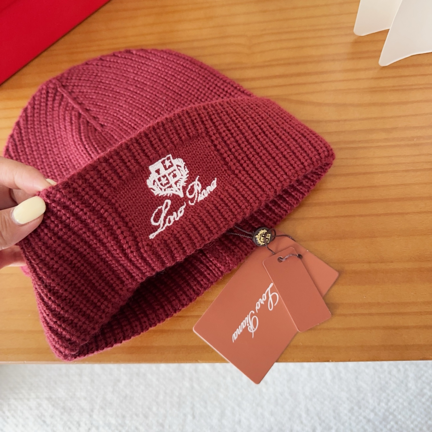 LP秋冬款翻边羊毛针织毛线帽这款必定是极简主义的最爱干净，利索，时尚百搭，绝对不挑脸型！属于时尚经典的万