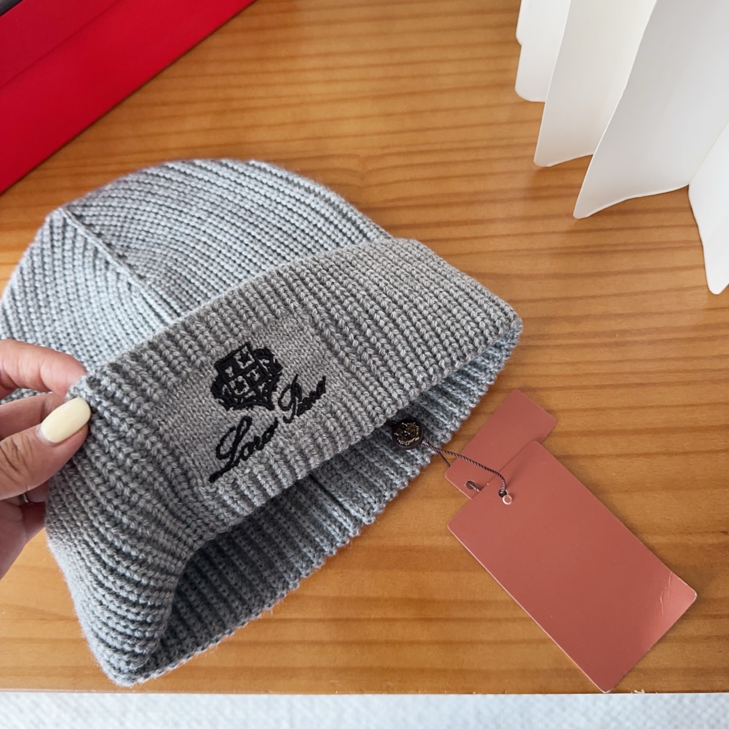 LP秋冬款翻边羊毛针织毛线帽这款必定是极简主义的最爱干净，利索，时尚百搭，绝对不挑脸型！属于时尚经典的万