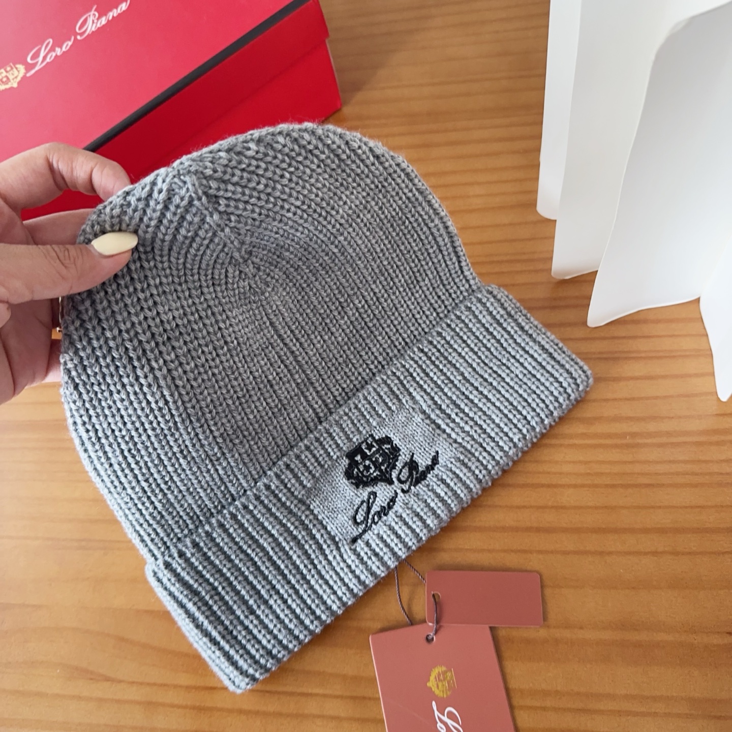 LP秋冬款翻边羊毛针织毛线帽这款必定是极简主义的最爱干净，利索，时尚百搭，绝对不挑脸型！属于时尚经典的万