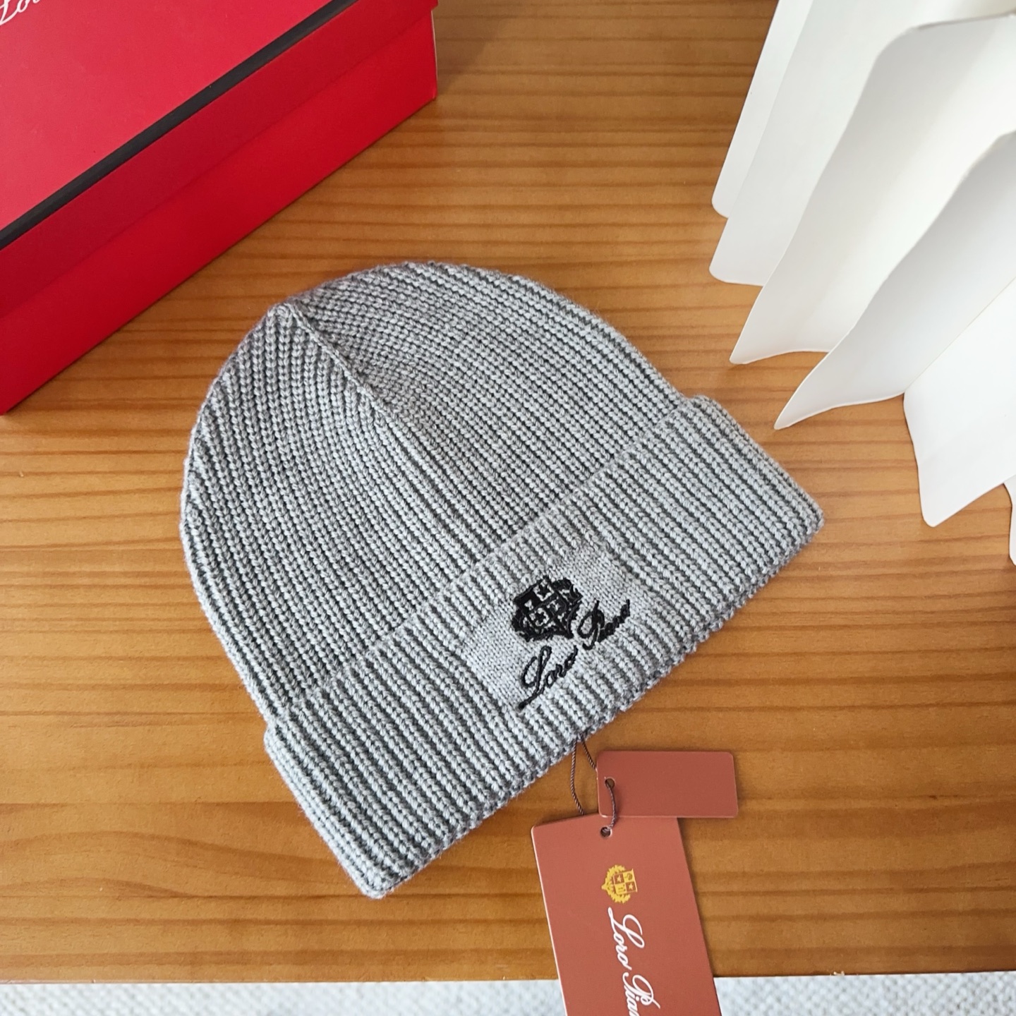 LP秋冬款翻边羊毛针织毛线帽这款必定是极简主义的最爱干净，利索，时尚百搭，绝对不挑脸型！属于时尚经典的万