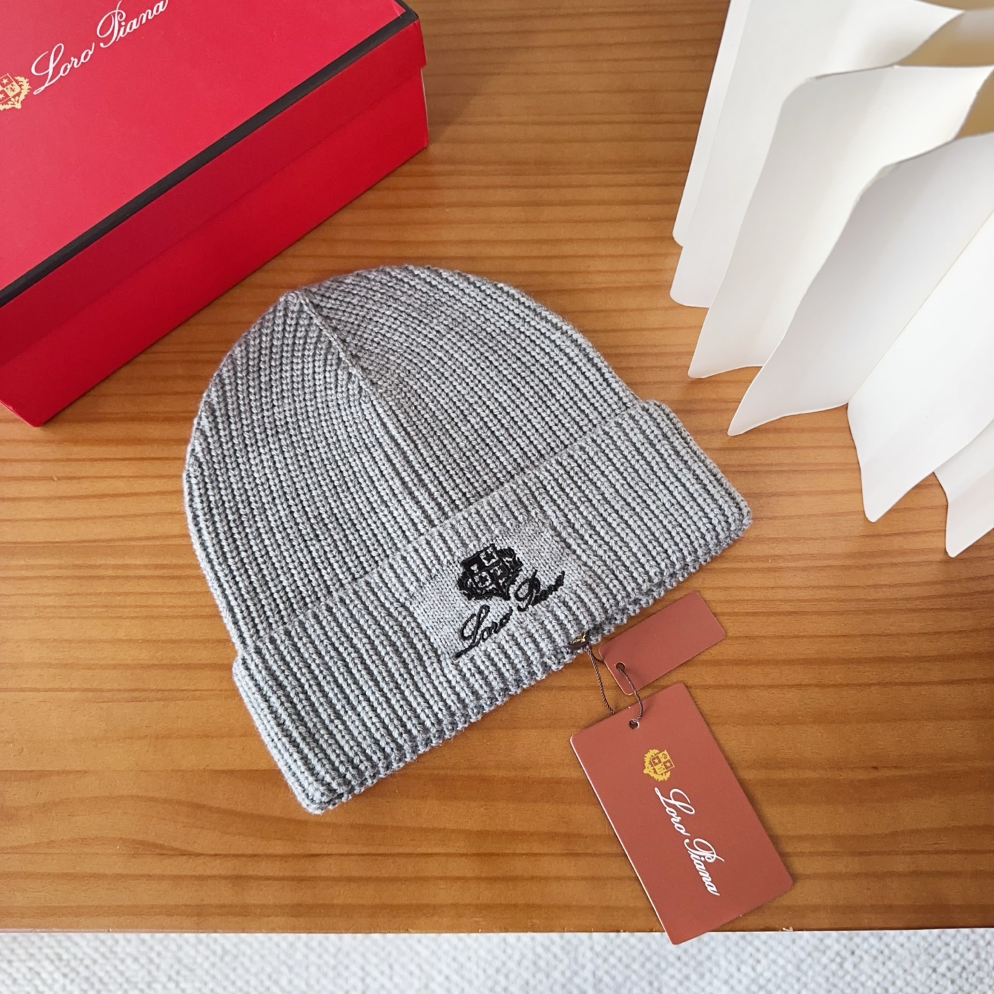 LP秋冬款翻边羊毛针织毛线帽这款必定是极简主义的最爱干净，利索，时尚百搭，绝对不挑脸型！属于时尚经典的万