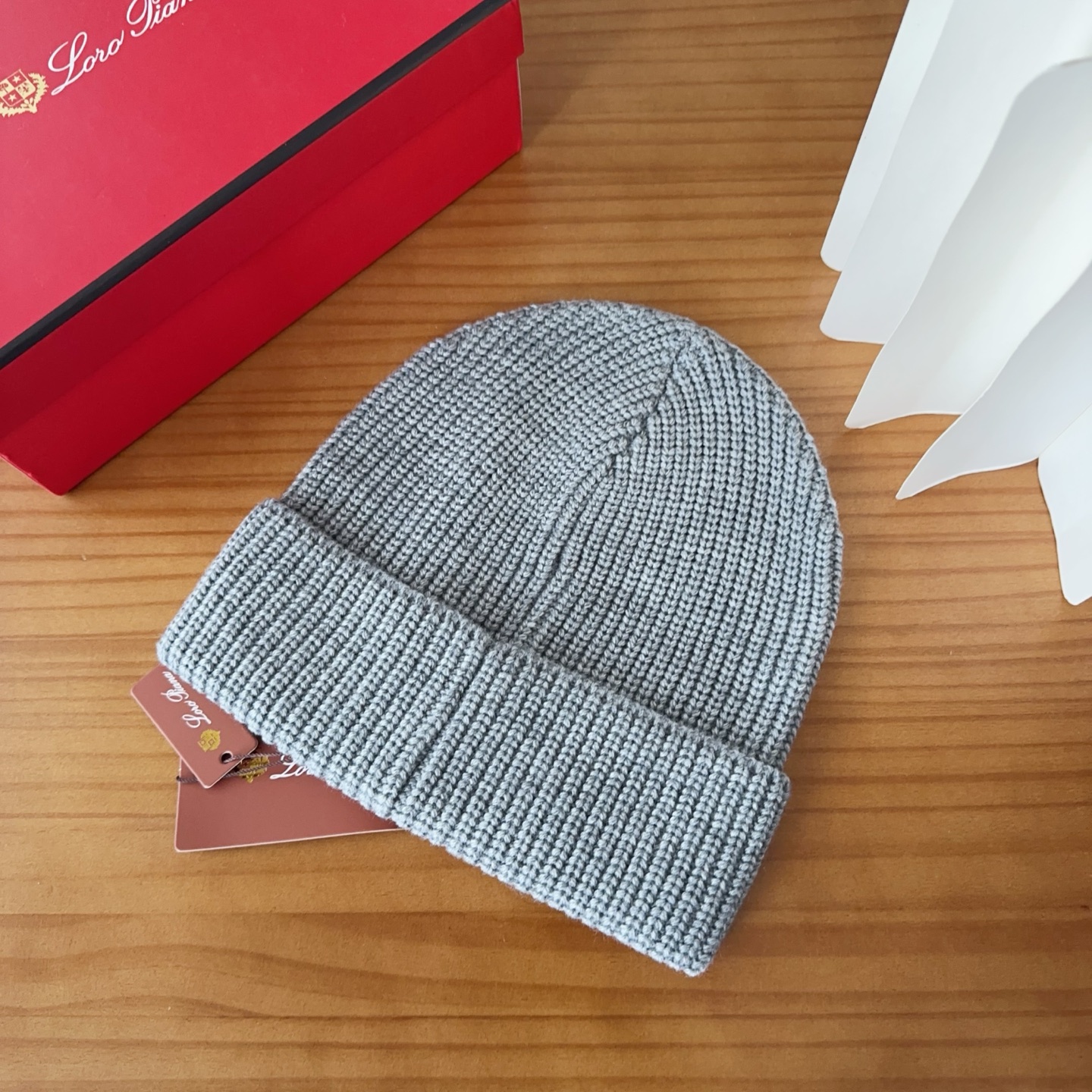 LP秋冬款翻边羊毛针织毛线帽这款必定是极简主义的最爱干净，利索，时尚百搭，绝对不挑脸型！属于时尚经典的万