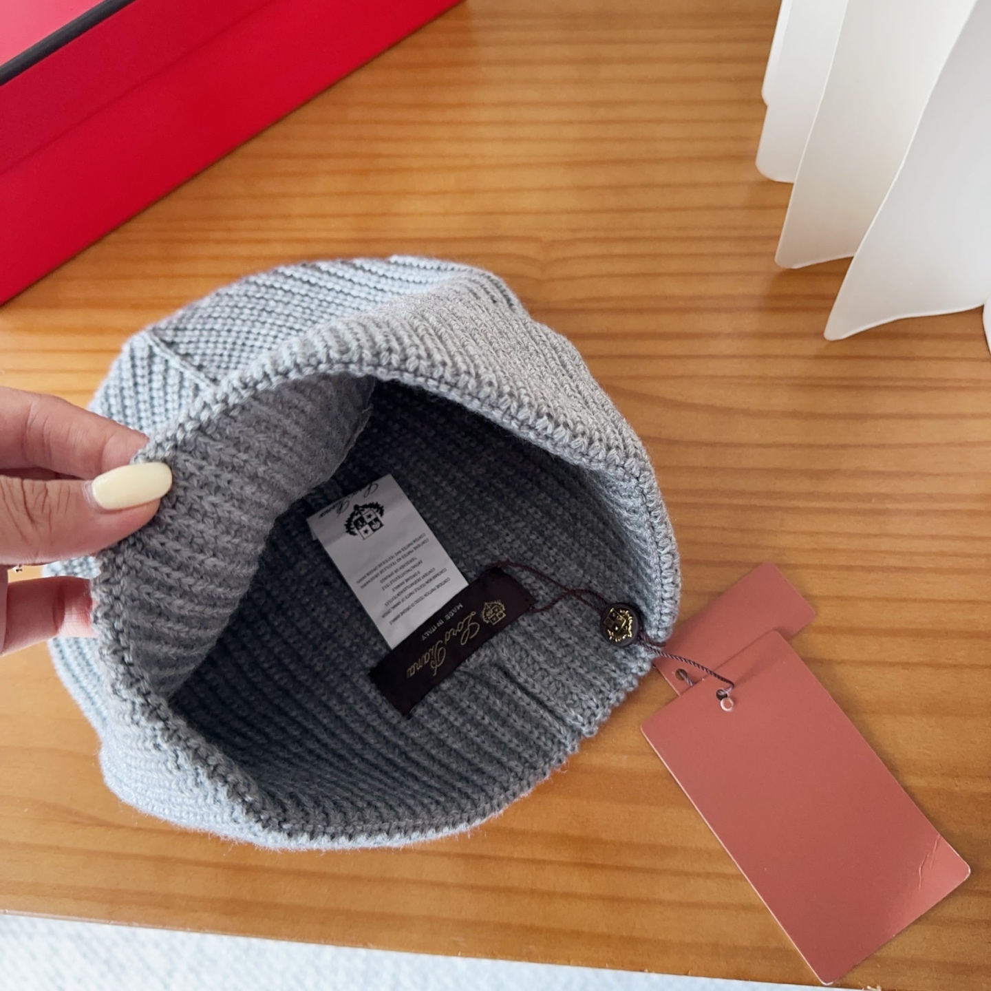 LP秋冬款翻边羊毛针织毛线帽这款必定是极简主义的最爱干净，利索，时尚百搭，绝对不挑脸型！属于时尚经典的万