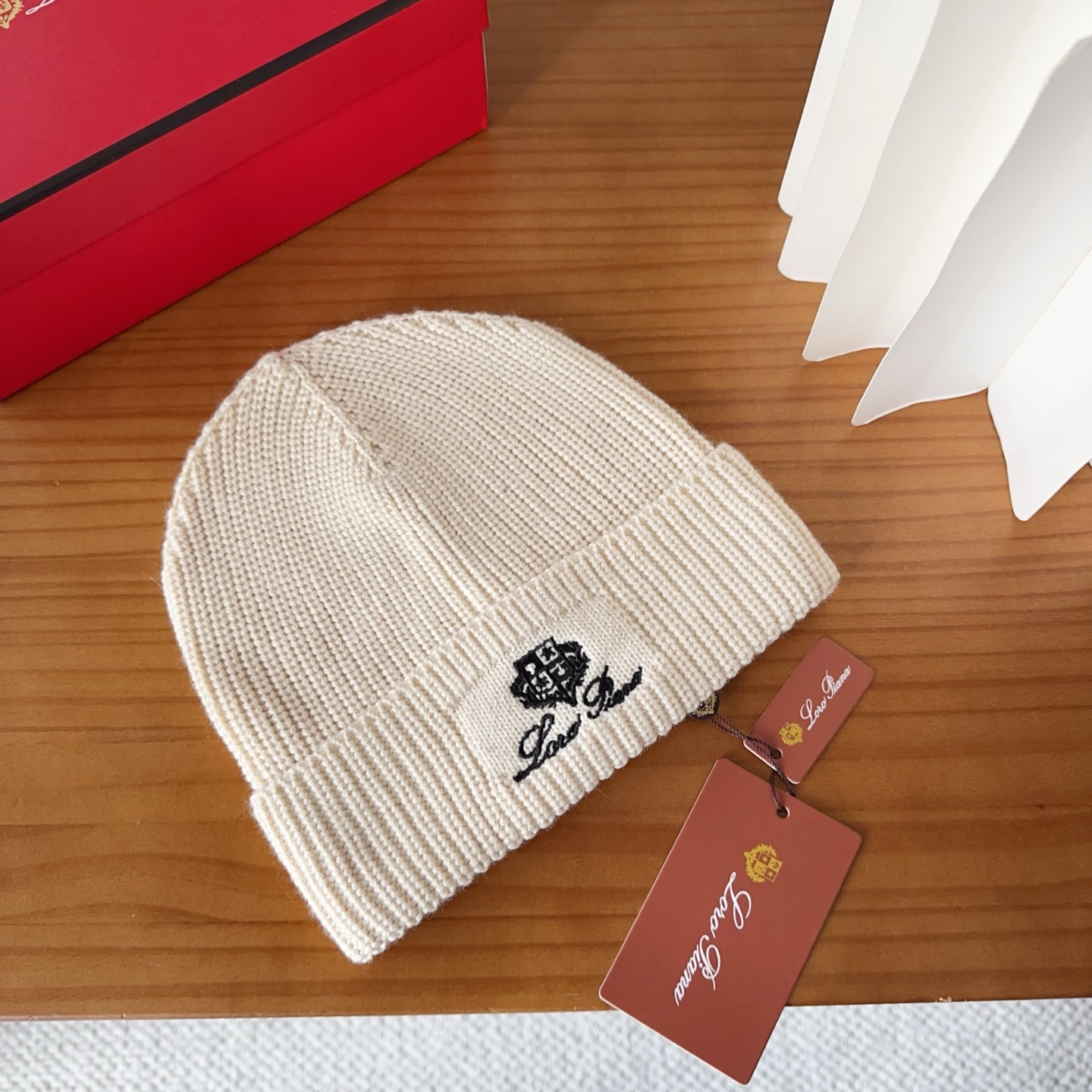 LP秋冬款翻边羊毛针织毛线帽这款必定是极简主义的最爱干净，利索，时尚百搭，绝对不挑脸型！属于时尚经典的万