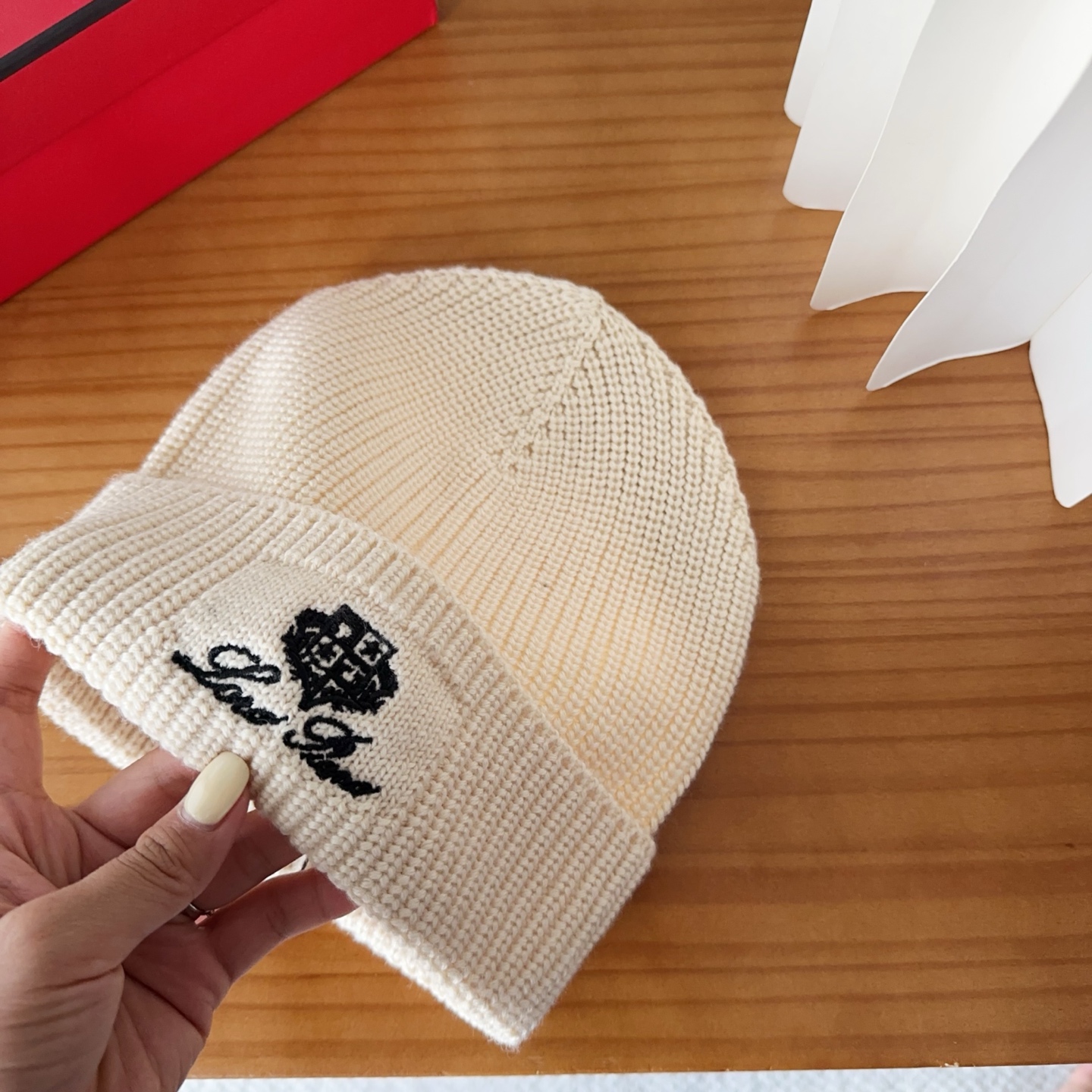 LP秋冬款翻边羊毛针织毛线帽这款必定是极简主义的最爱干净，利索，时尚百搭，绝对不挑脸型！属于时尚经典的万