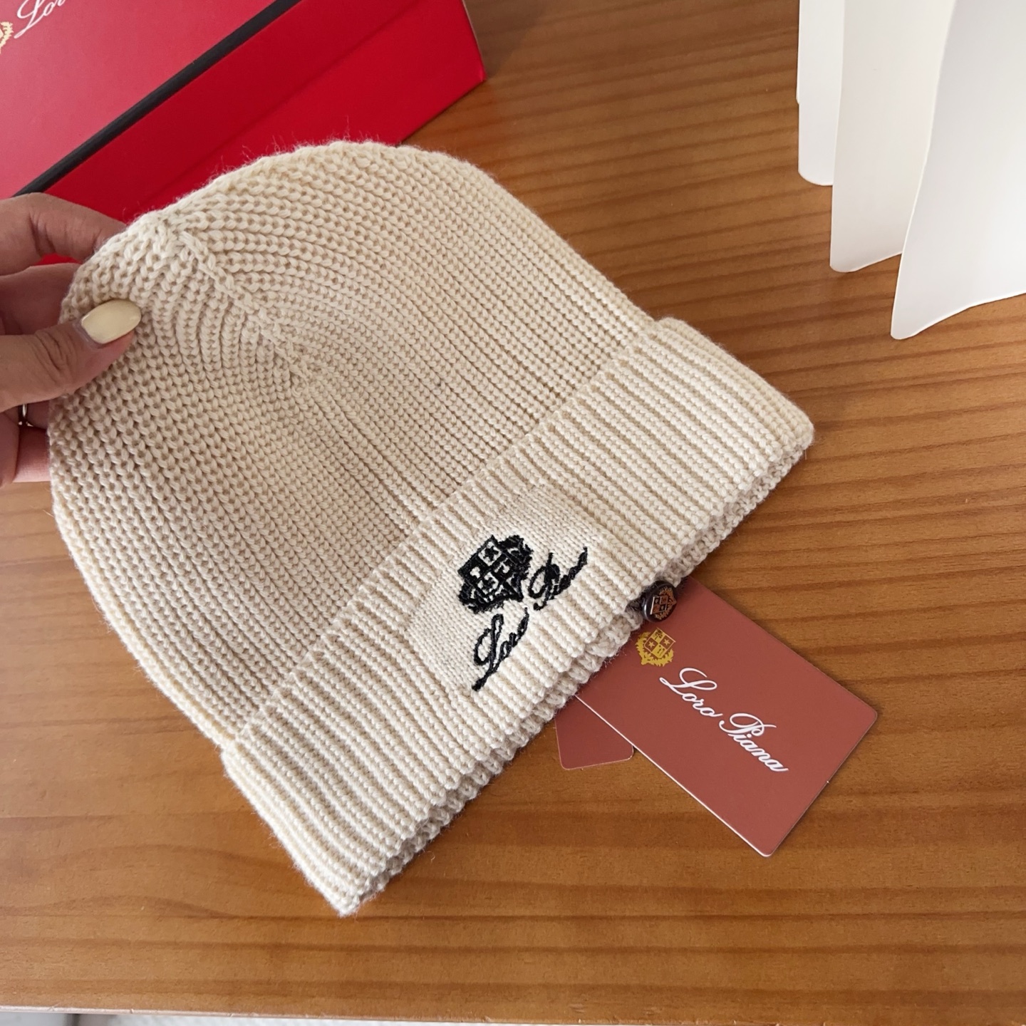 LP秋冬款翻边羊毛针织毛线帽这款必定是极简主义的最爱干净，利索，时尚百搭，绝对不挑脸型！属于时尚经典的万