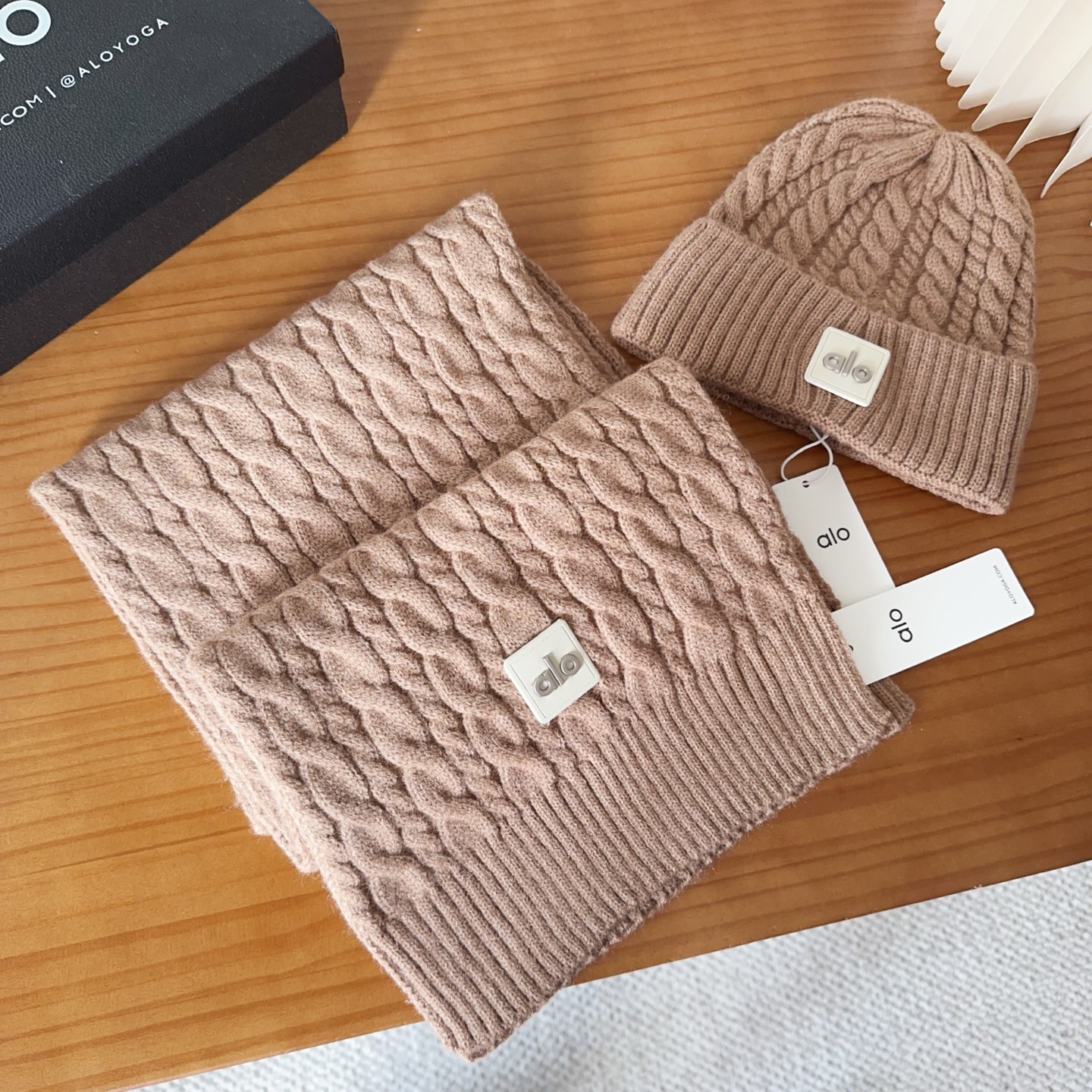 P90

alo 针织🧶套装
砖柜新款！一上架便火遍小红书~
全网首发 对色对版
首批货量充足 快快入手