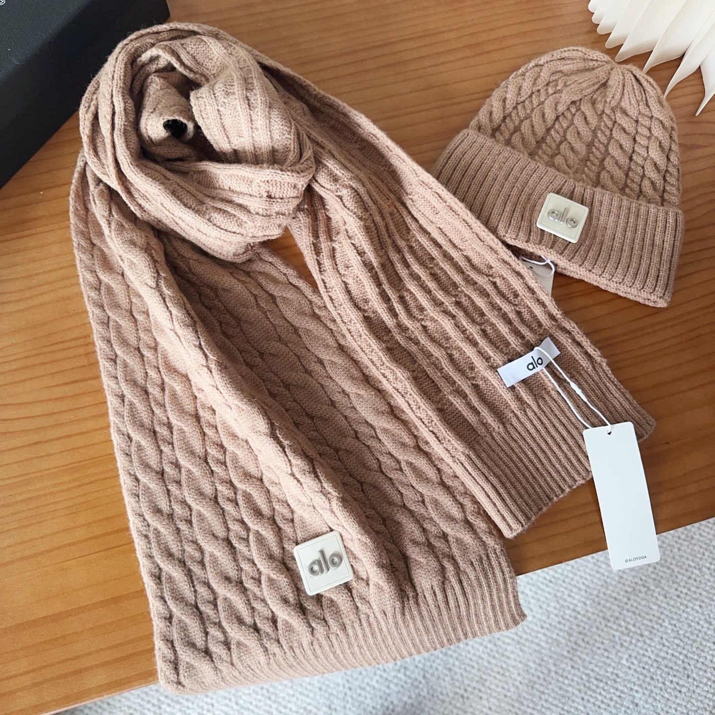 P90

alo 针织🧶套装
砖柜新款！一上架便火遍小红书~
全网首发 对色对版
首批货量充足 快快入手