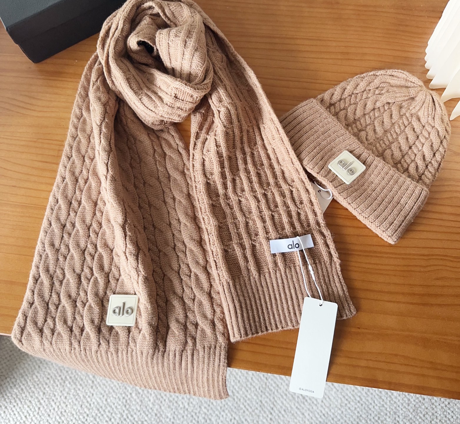 P90

alo 针织🧶套装
砖柜新款！一上架便火遍小红书~
全网首发 对色对版
首批货量充足 快快入手