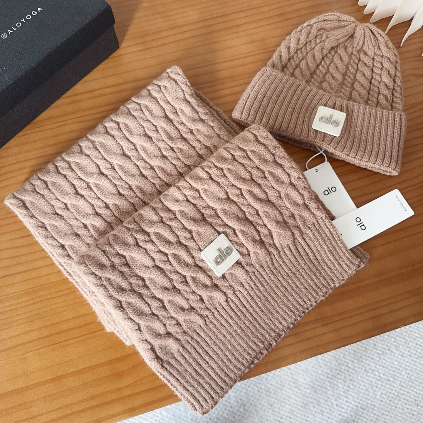 P90

alo 针织🧶套装
砖柜新款！一上架便火遍小红书~
全网首发 对色对版
首批货量充足 快快入手