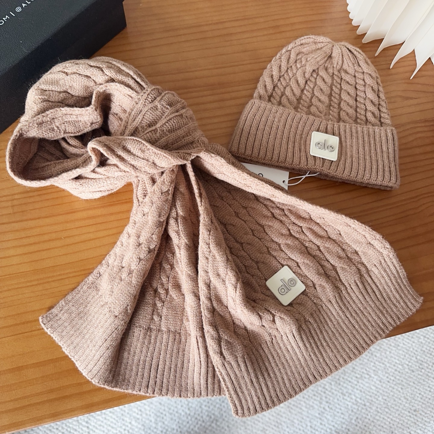 P90

alo 针织🧶套装
砖柜新款！一上架便火遍小红书~
全网首发 对色对版
首批货量充足 快快入手