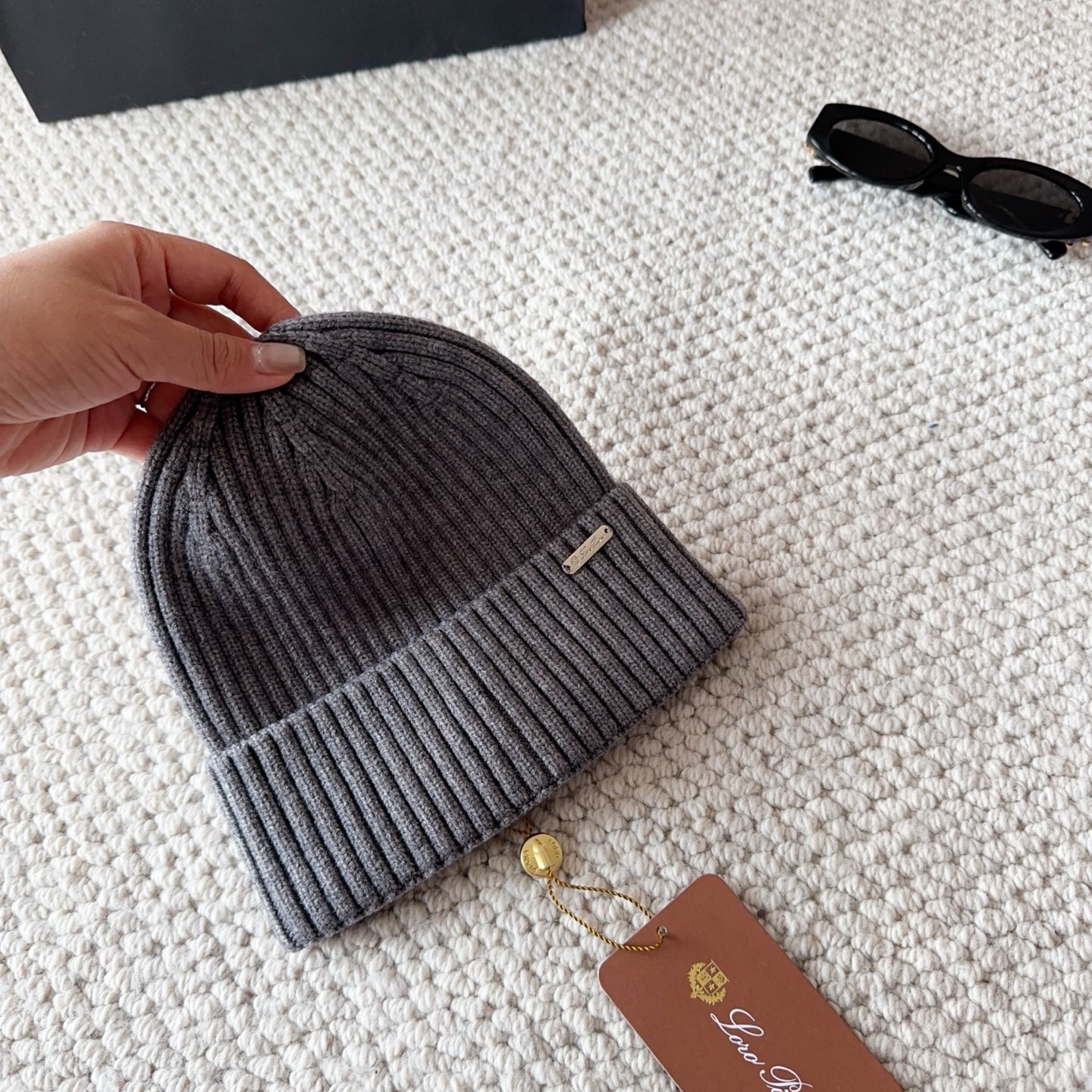 LP秋冬款翻边羊毛针织毛线帽这款必定是极简主义的最爱干净，利索，时尚百搭，绝对不挑脸型！属于时尚经典的万