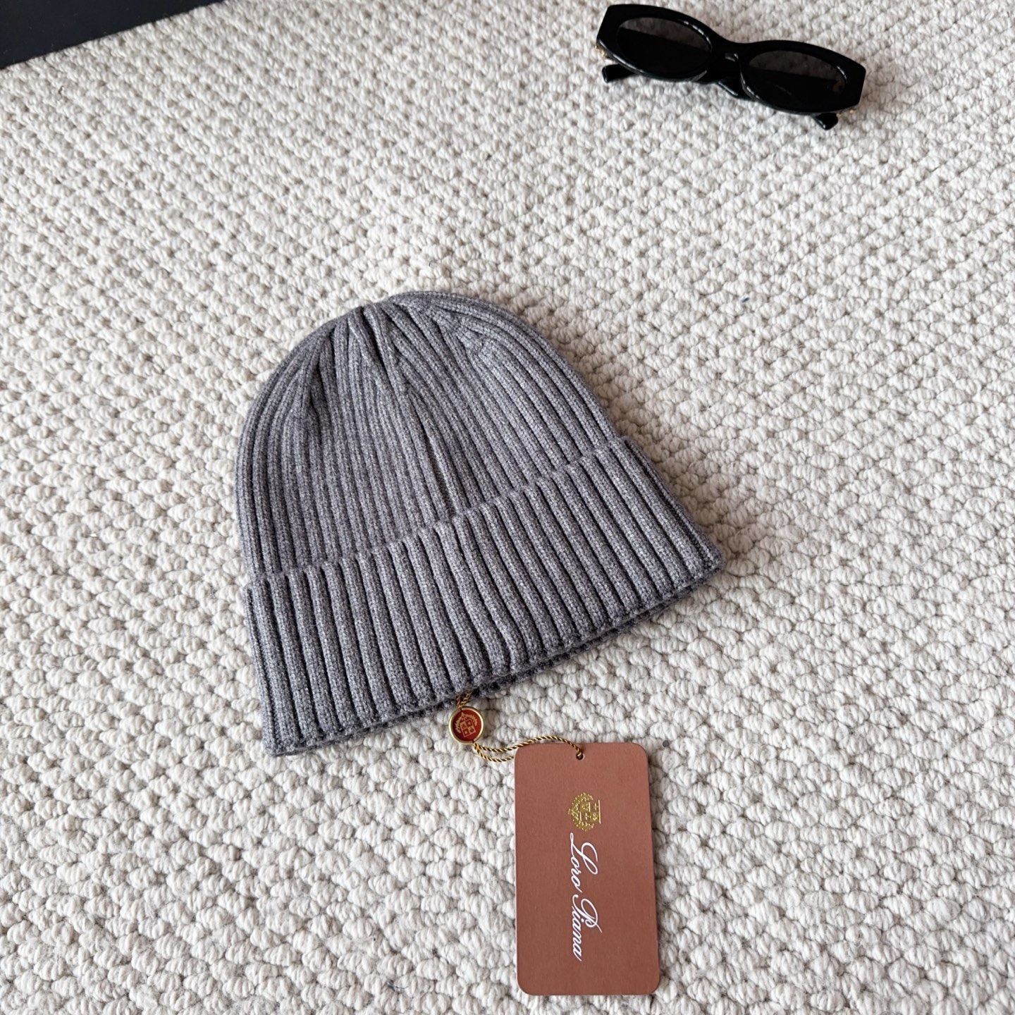 LP秋冬款翻边羊毛针织毛线帽这款必定是极简主义的最爱干净，利索，时尚百搭，绝对不挑脸型！属于时尚经典的万