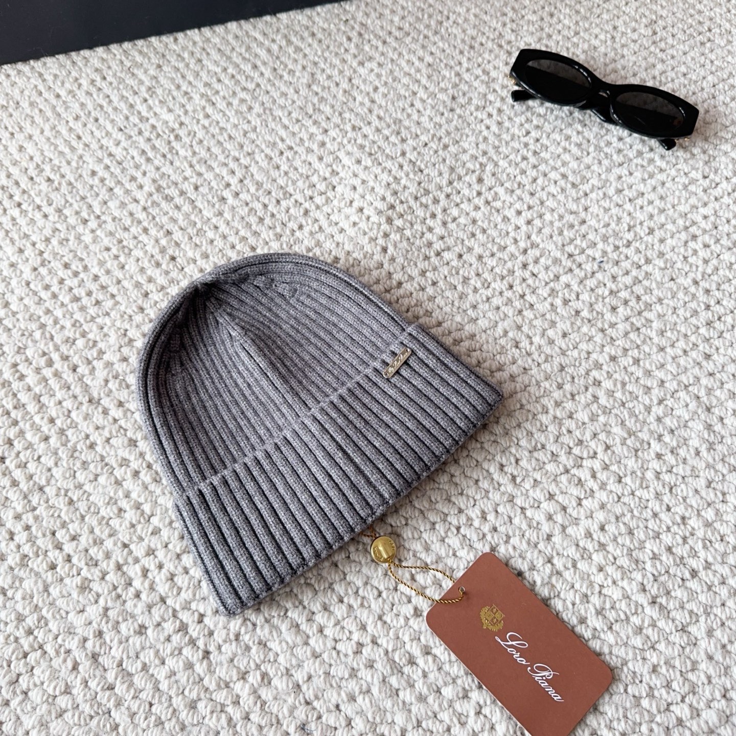 LP秋冬款翻边羊毛针织毛线帽这款必定是极简主义的最爱干净，利索，时尚百搭，绝对不挑脸型！属于时尚经典的万