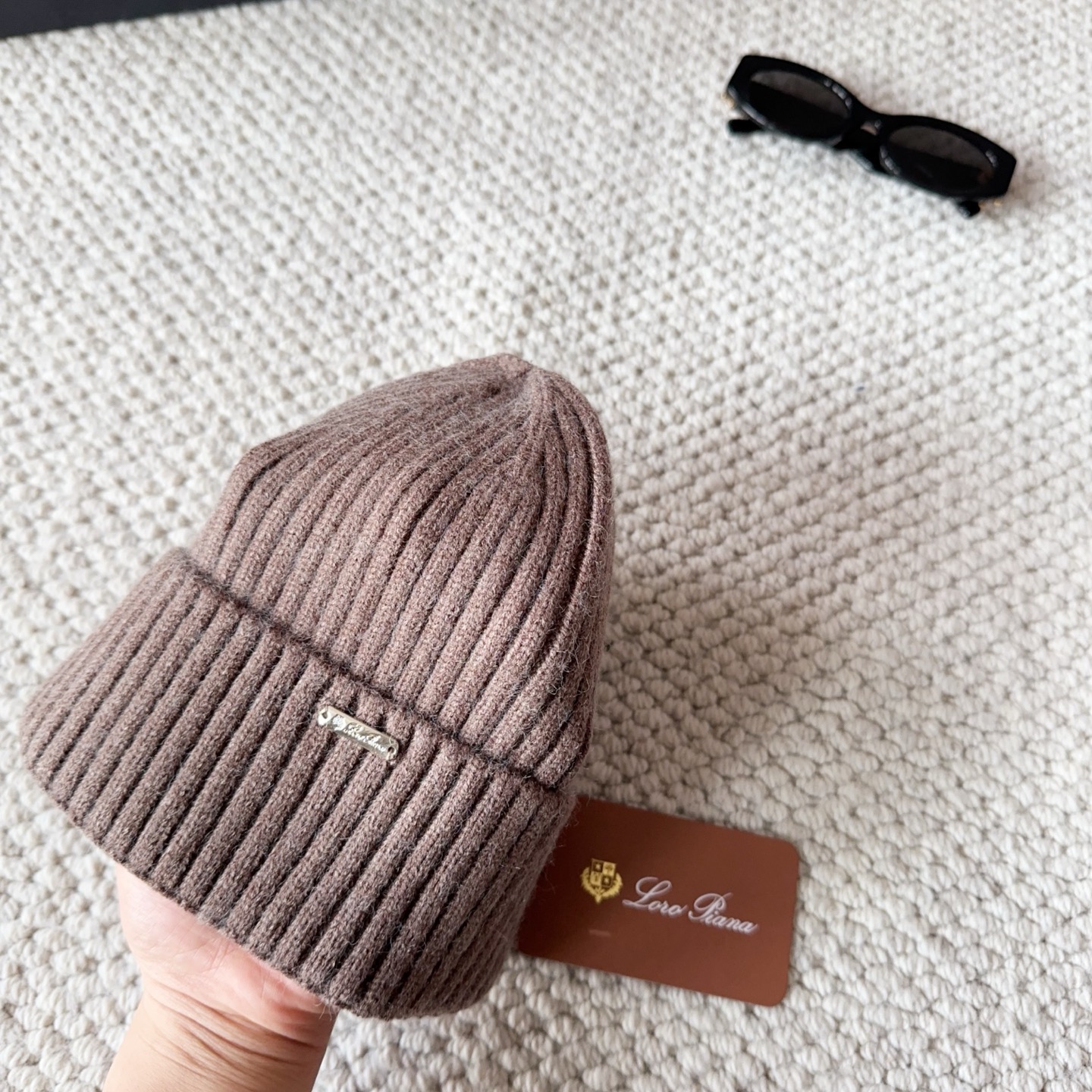 LP秋冬款翻边羊毛针织毛线帽这款必定是极简主义的最爱干净，利索，时尚百搭，绝对不挑脸型！属于时尚经典的万