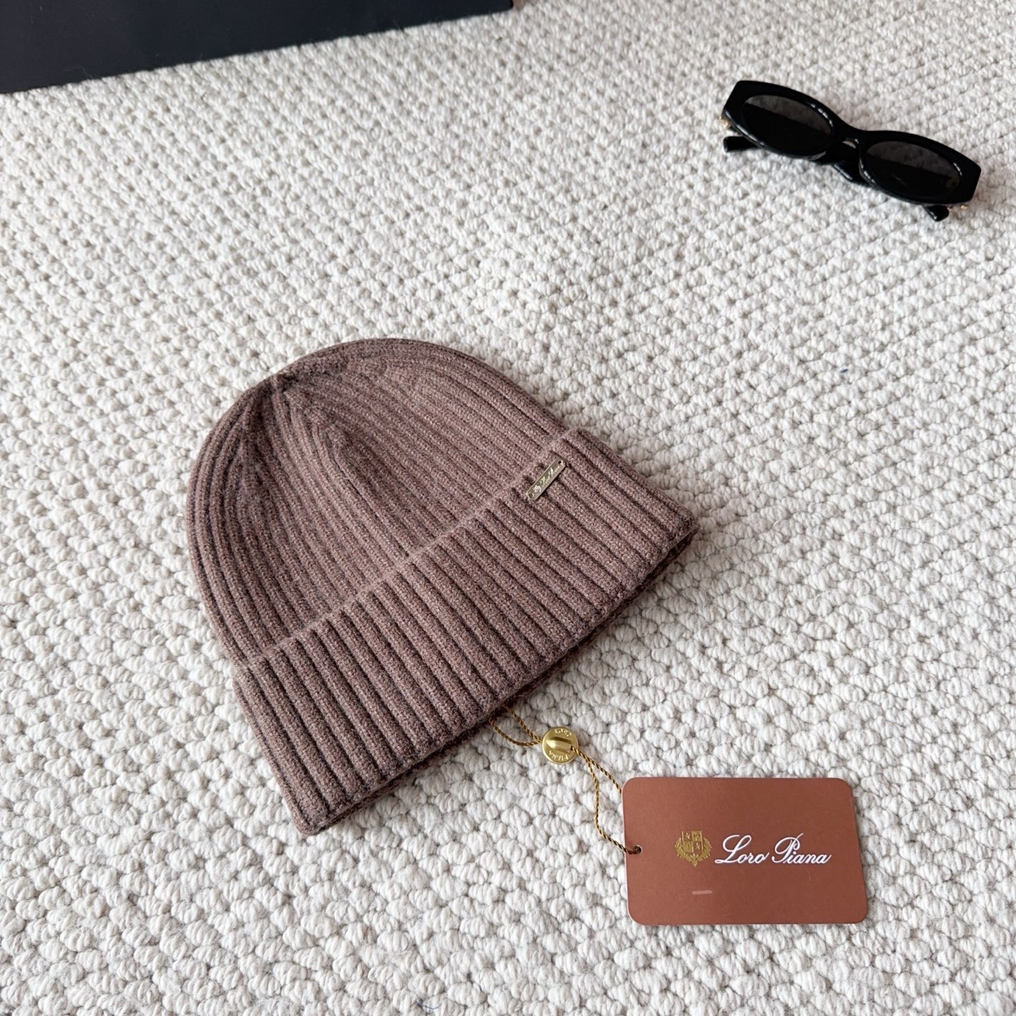 LP秋冬款翻边羊毛针织毛线帽这款必定是极简主义的最爱干净，利索，时尚百搭，绝对不挑脸型！属于时尚经典的万