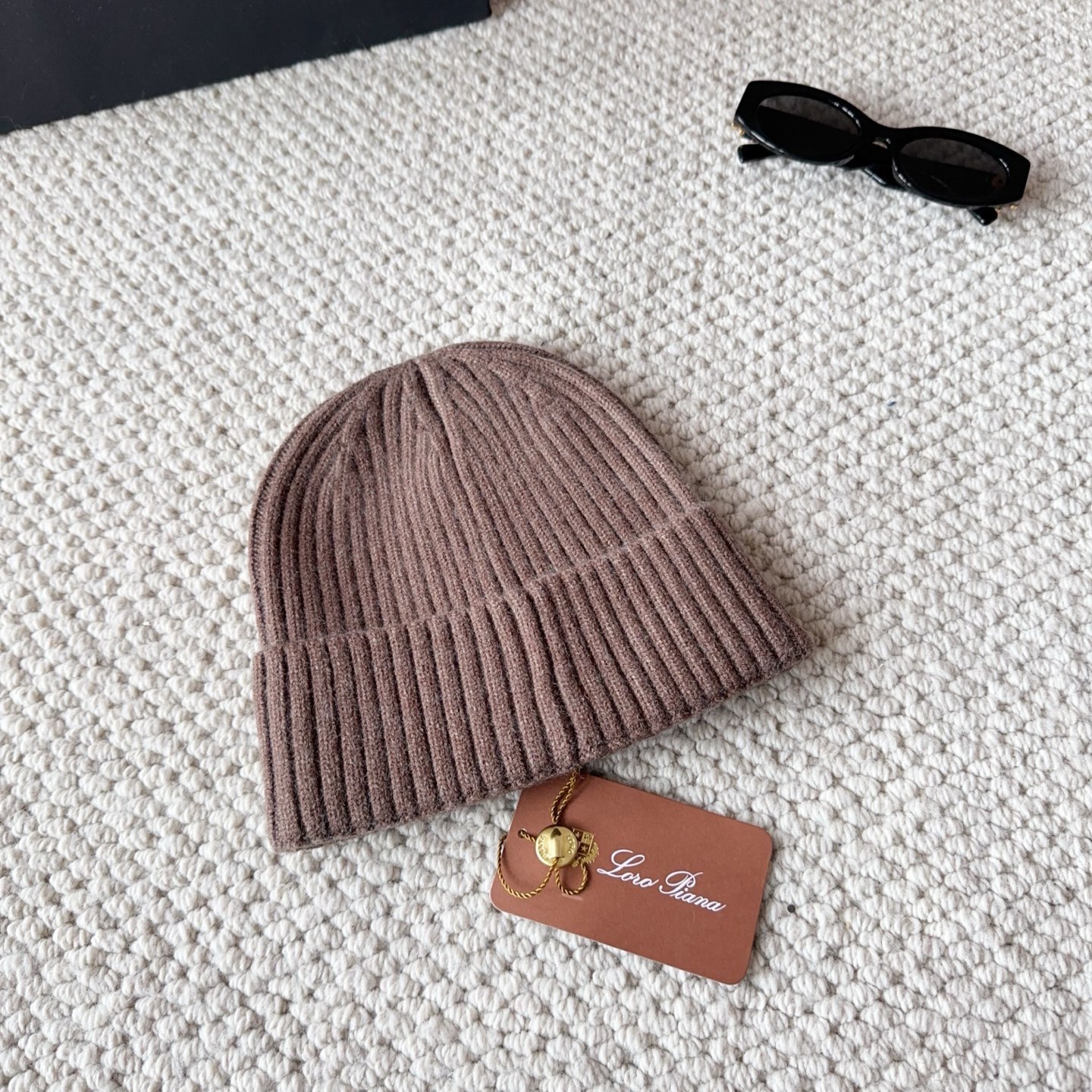 LP秋冬款翻边羊毛针织毛线帽这款必定是极简主义的最爱干净，利索，时尚百搭，绝对不挑脸型！属于时尚经典的万